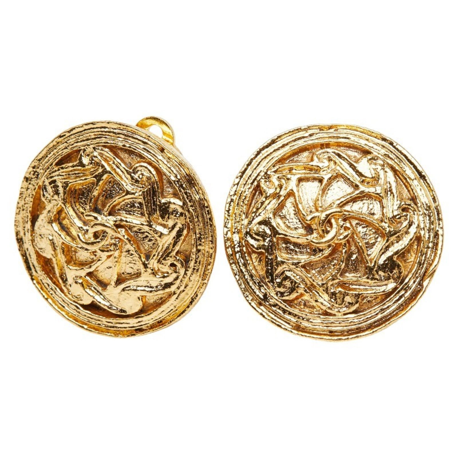 Metal clip earrings by Chanel: Metal clip earrings by Chanel Metal clip earrings by Chanel, crafted in France with a sleek design and precise dimensions. The earrings measure 23.00mm x 22.70mm, making them a stylish accessory for w