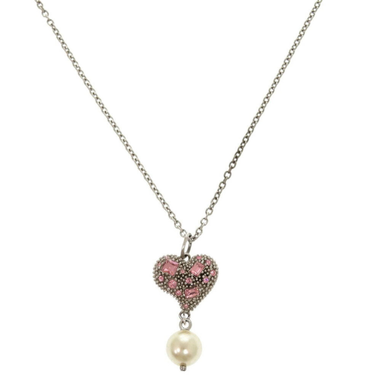 Miu Heart Design Silver 925 Rhinestone Fake Pearl Pink Necklace 0361Miumiu: Miu Heart Design Silver 925 Rhinestone Fake Pearl Pink Necklace 0361Miumiu Silver 925 rhinestone fake pearl necklace in pink with intricate Miu Miu heart design, measuring 43 cm in circumference and f