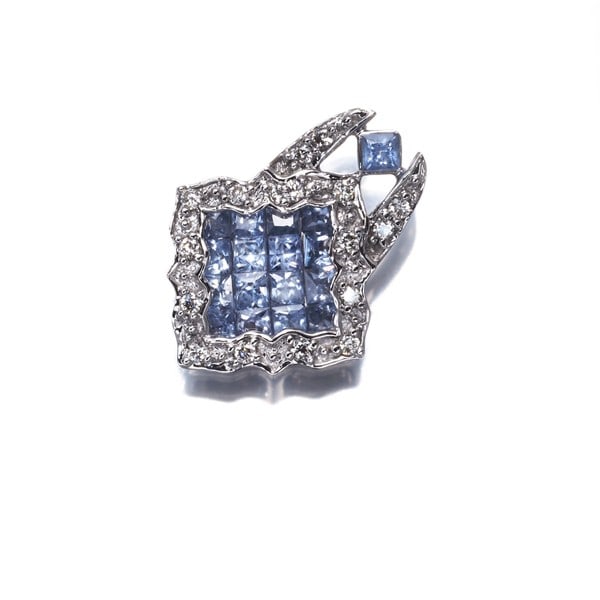 Les Essentielles Pendant Sapphire Diamond 18K 750 White Gold: Les Essentielles Pendant Sapphire Diamond 18K 750 White Gold The Les Essentielles Pendant Sapphire Diamond 18K 750 White Gold boasts a striking combination of natural beauty and luxurious craftsmanshi