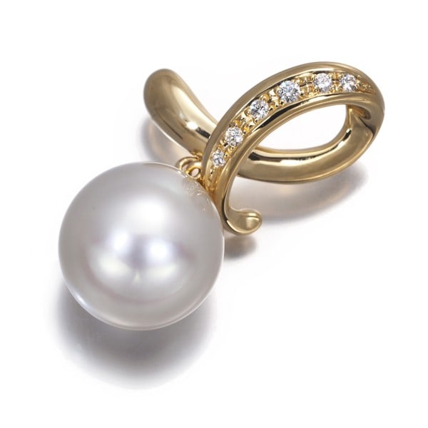 Tasaki Pendant South Sea Pearl 11.3Mm Diamond 0.06Ct 18K Yg: Tasaki Pendant South Sea Pearl 11.3Mm Diamond 0.06Ct 18K Yg Yellow Gold Pendant Features Cultured South Sea Pearl and Diamond. The 11.3mm South Sea pearl is paired with a total of 0.06ct diamond, set 