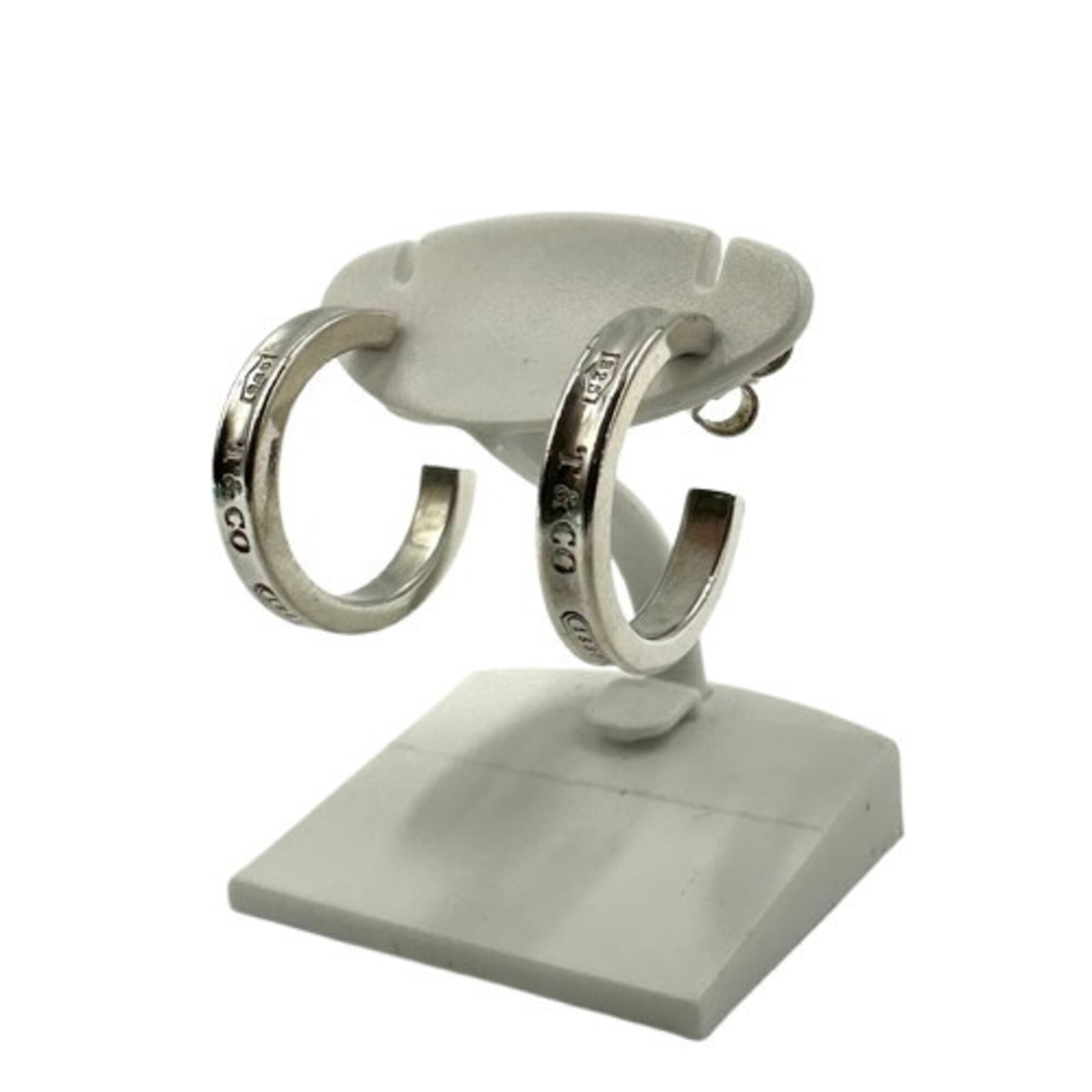Hoop earrings silver 925 by Tiffany: Hoop earrings silver 925 by Tiffany Silver 925 by Tiffany hoop earrings offer timeless elegance with their classic design and premium material. Made from high-quality silver, these earrings are a soph