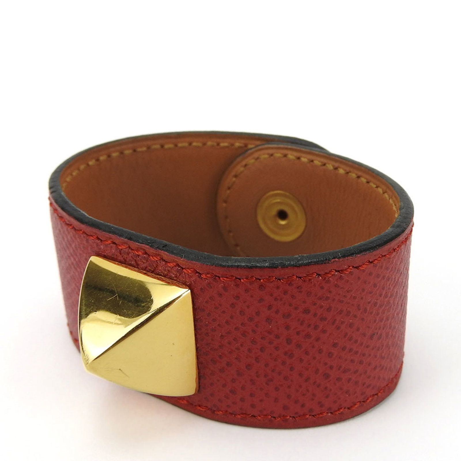 Metal leather Epsom bracelet charm Hermes: Metal leather Epsom bracelet charm Hermes Epsom leather and metal come together in a striking red charm bracelet from Hermes' Medor line. Measuring 19cm in total length, this 15cm Epsom leather strap 