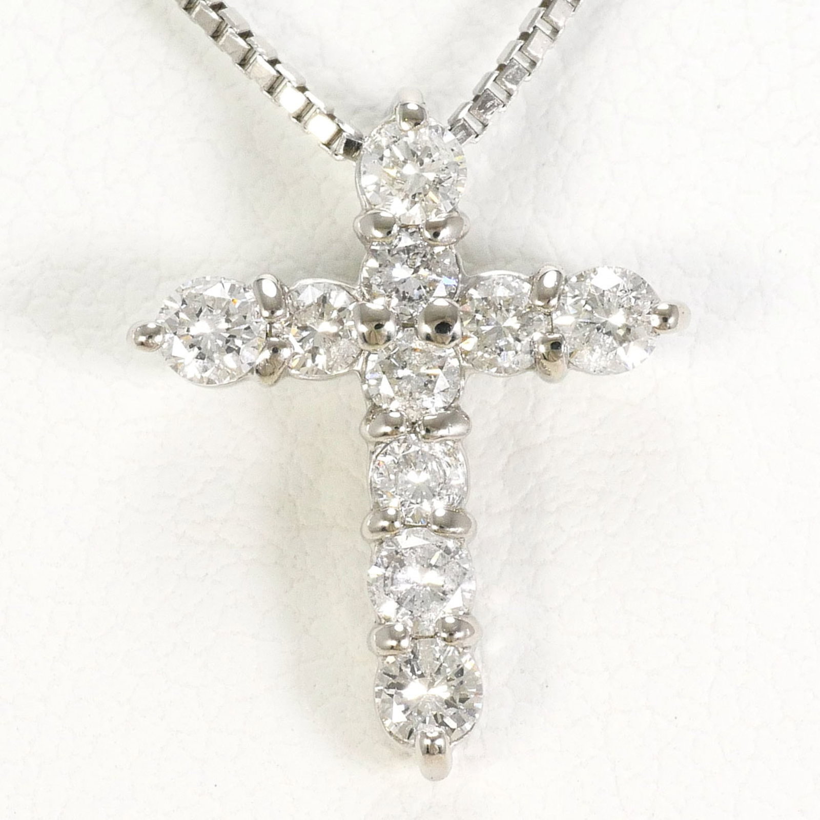 Pt900 Platinum/ Pt850 Necklace With 0.50Ct Diamond Total Weight 4.6G 40Cm Like New Condition: Pt900 Platinum/ Pt850 Necklace With 0.50Ct Diamond Total Weight 4.6G 40Cm Like New Condition Platinum/ Pt900 Necklace with 0.50Ct Diamond Total Weight 4.6G, featuring a 40cm length and 16mm x 13mm