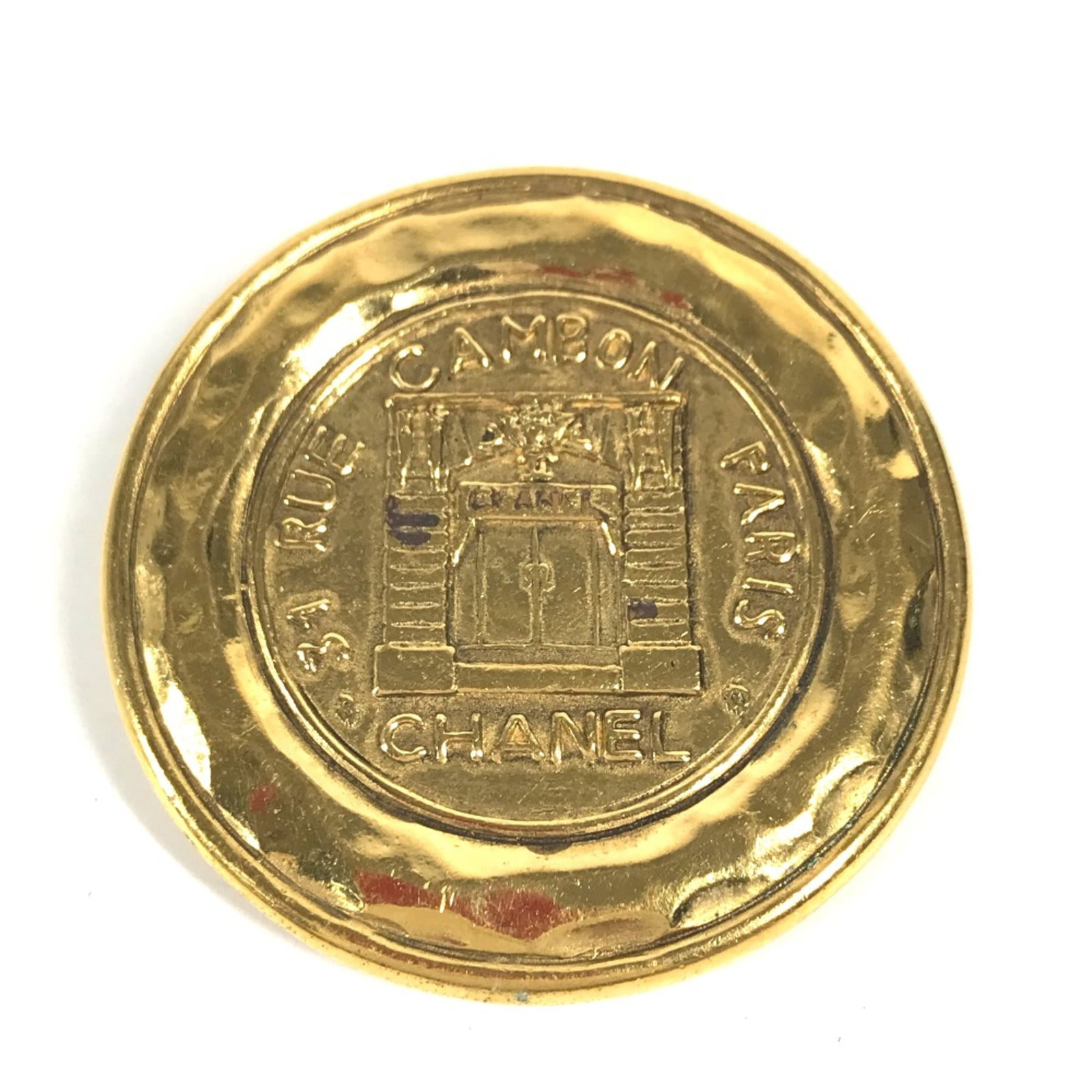 Brooch Chanel Other: Brooch Chanel Other Gold Chanel brooch with dimensions W2.0 x H2.0inch / W5cm x H5cm, bearing a signature. This piece showcases a unique gold color and design. A notable feature is its brand affiliati