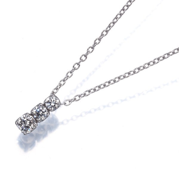 Ponte Vecchio Necklace Diamond 0.22Ct 3P 18K 750 White Gold: Ponte Vecchio Necklace Diamond 0.22Ct 3P 18K 750 White Gold 18k white gold pendant features a natural diamond with a total weight of 0.22ct, set in a stylish necklace design. The pendant measures 8.6 