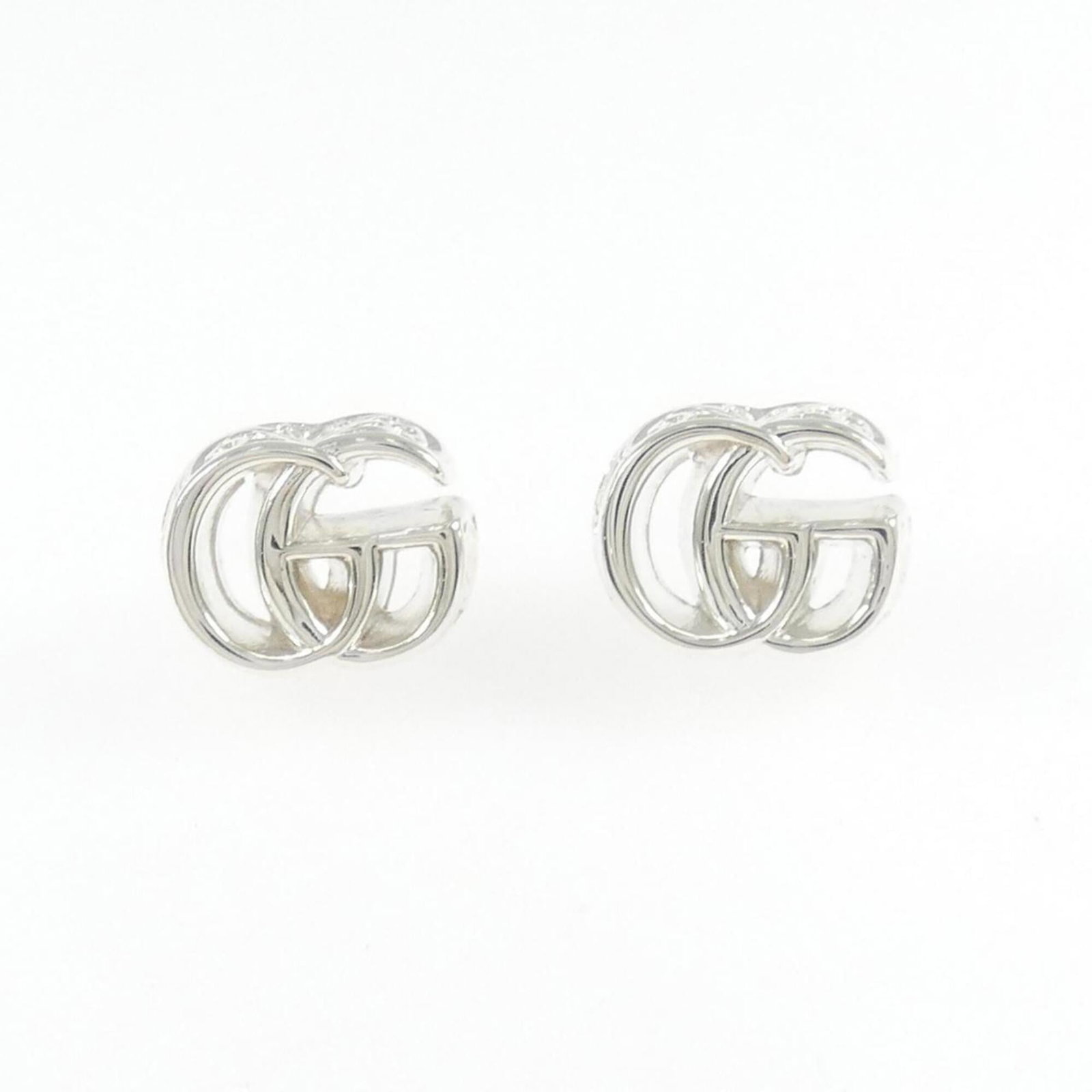 Silver stud earrings Gucci 925: Silver stud earrings Gucci 925 Silver stud earrings from Gucci, made from high-quality silver 925 material. With a distinctive size of 9.00mm x 11.30mm and weighing 5g, these elegant earrings offer a