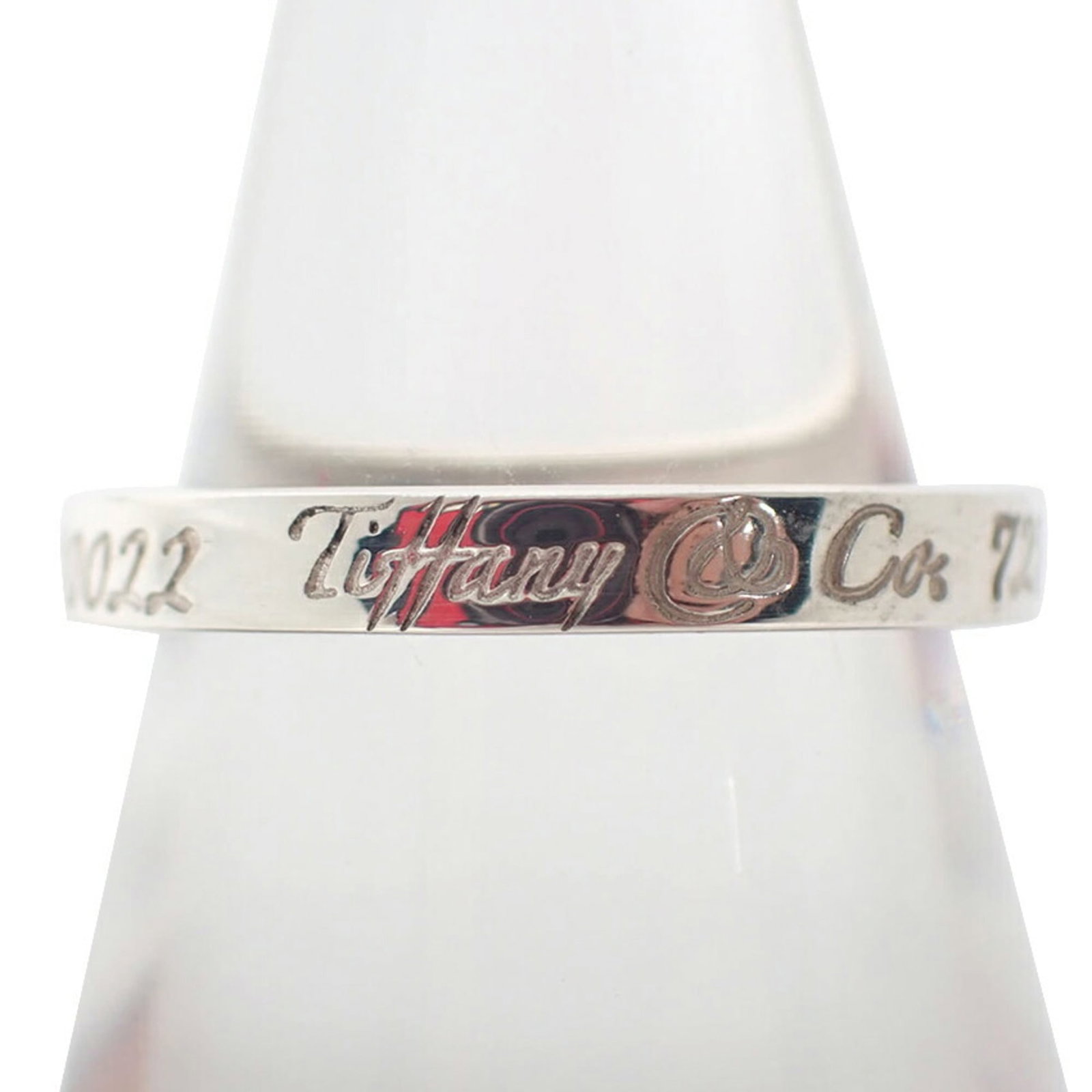 Tiffany Band Ring Sterling Silver 925: Tiffany Band Ring Sterling Silver 925 Sterling silver band ring with a classic design, featuring the iconic Tiffany brand. Made from high-quality sterling silver 925, this timeless piece is crafted to