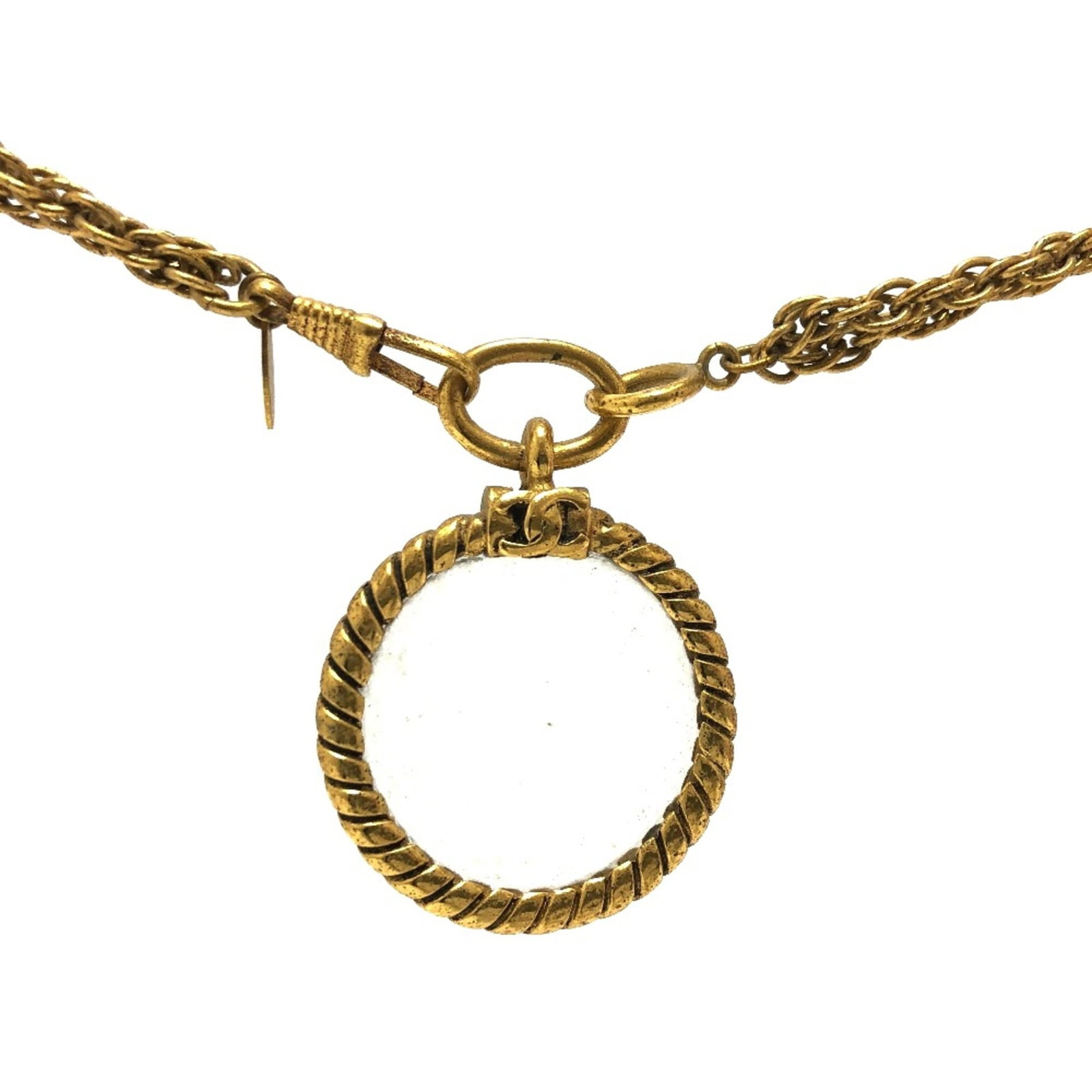 Other necklace Chanel: Other necklace Chanel Gold Chanel necklace with total length of 39.4inch / 100cm, bearing a signature. This piece showcases a notable gold material and a distinctive signed design. Its substantial