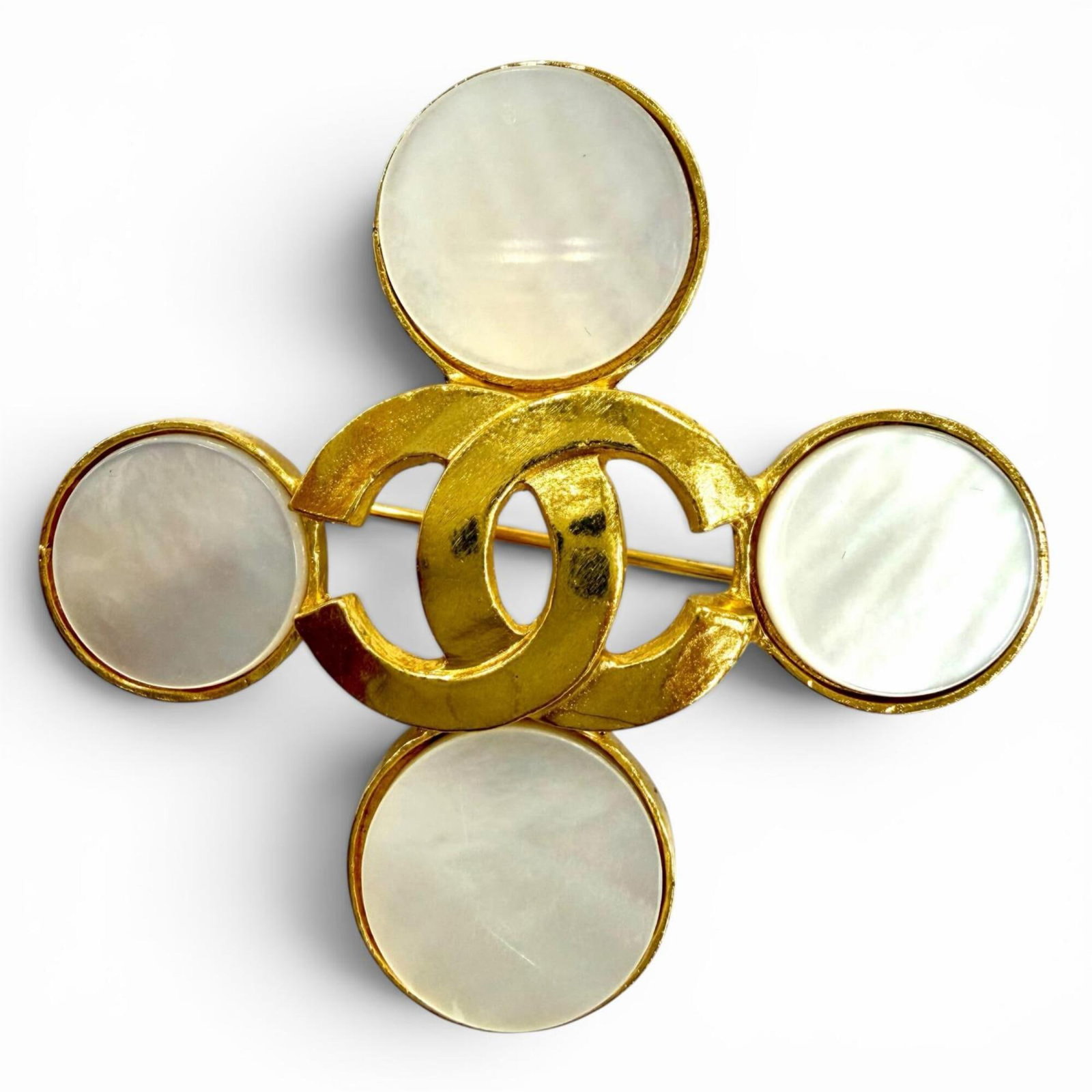 Shell brooch Chanel: Shell brooch Chanel Shell brooch from Chanel, crafted in gold and originating from France. This elegant piece measures 5cm x 5.4cm / 1.96'' x 2.12'', making it a delicate addition to any outfit. The s