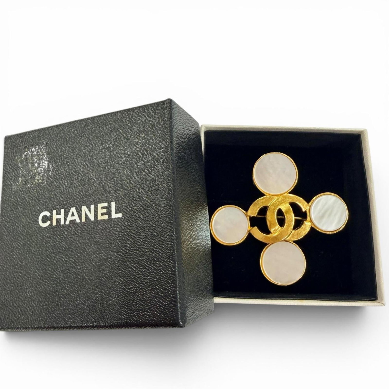 Shell brooch Chanel - 2