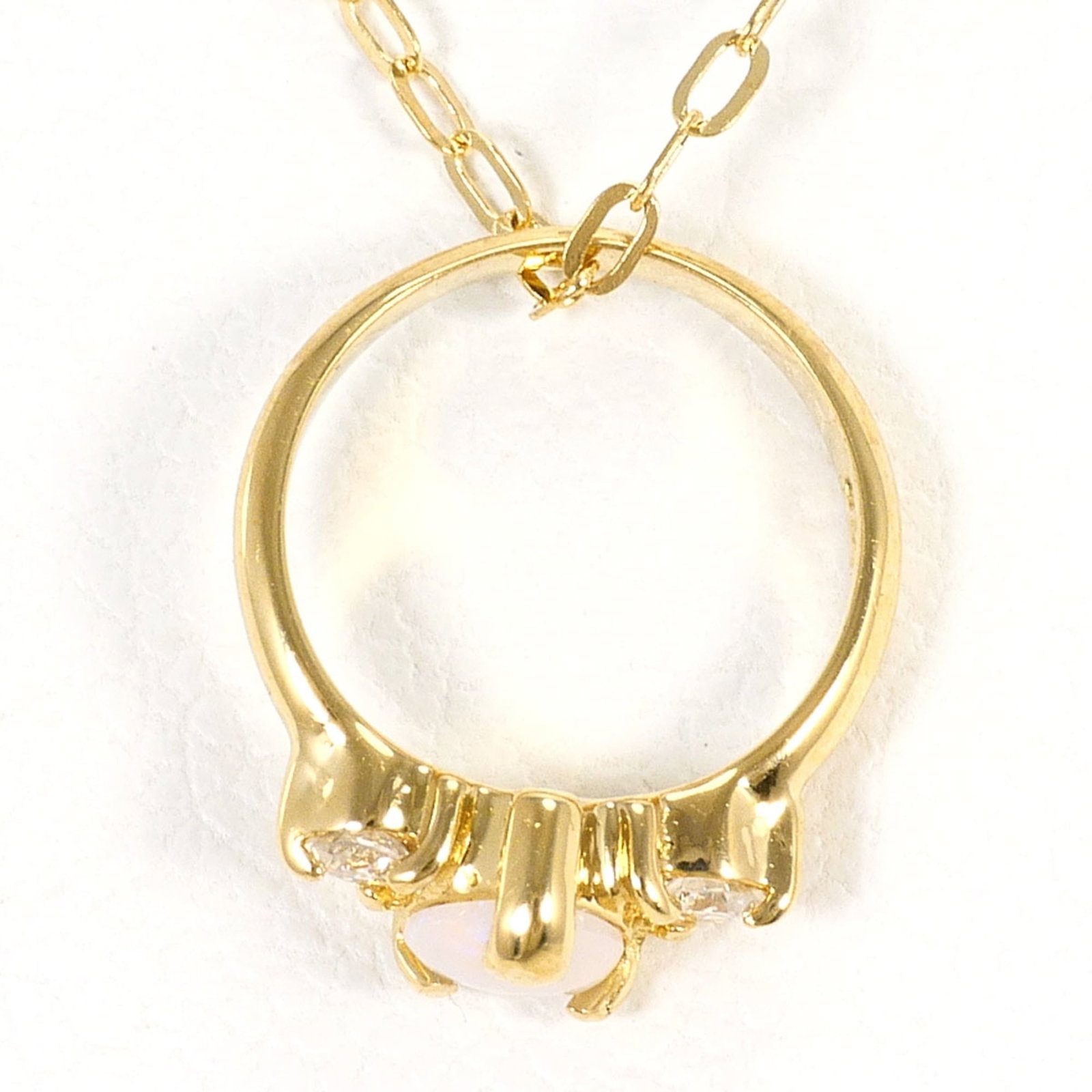 18K (18-Karat) Yellow Gold Necklace With Opal And Diamond (No Carat Markings). Total Weight 1.4G.: 18K (18-Karat) Yellow Gold Necklace With Opal And Diamond (No Carat Markings). Total Weight 1.4G. 18K yellow gold necklace with opal and diamond, weighing a total of 1.4g, adds a touch of elegance to 