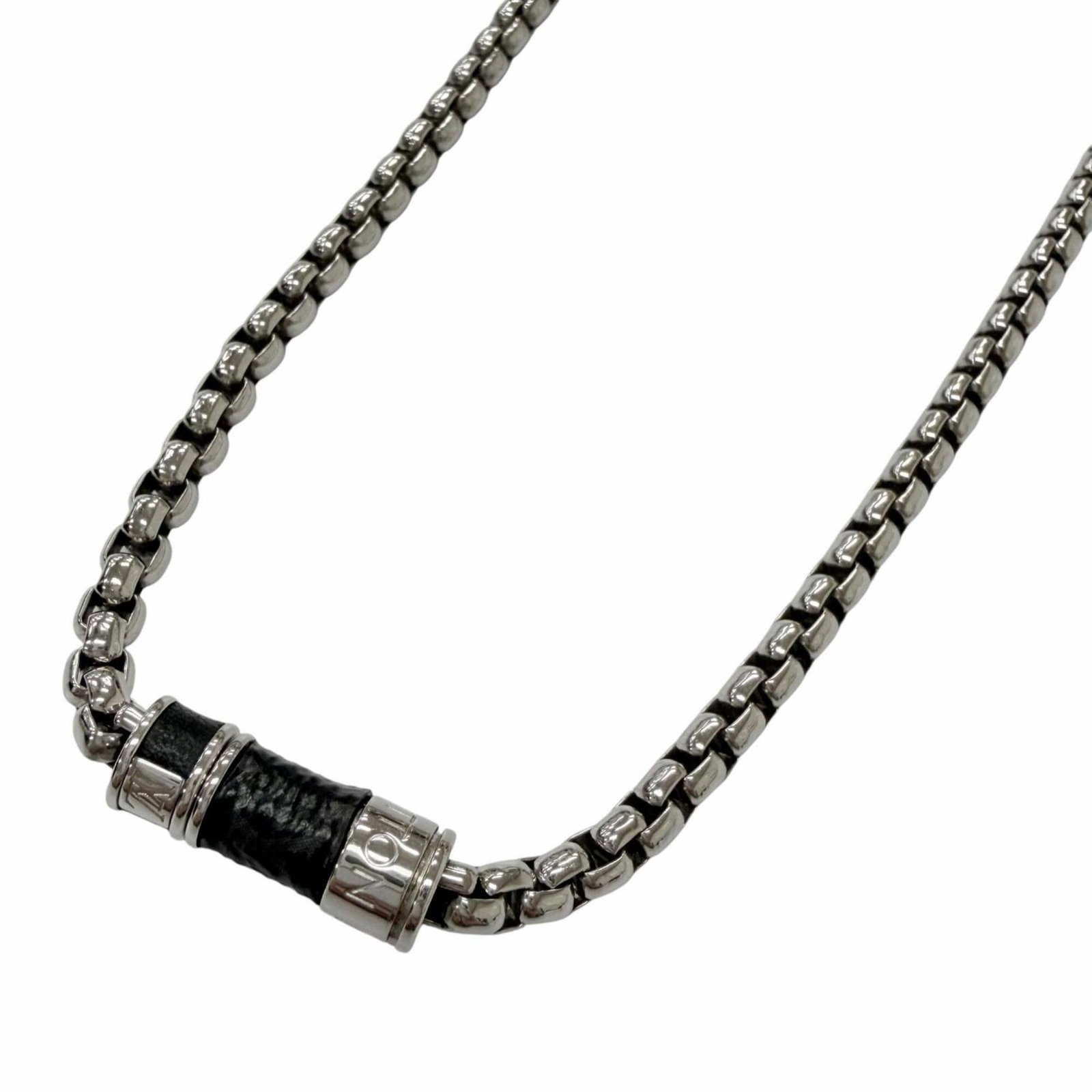 Louis Vuitton M62588 Monogram Eclipse Collier Chain Necklace Silver Made In Italy Men'S: Louis Vuitton M62588 Monogram Eclipse Collier Chain Necklace Silver Made In Italy Men'S Silver Monogram Eclipse Collier Chain Necklace from Louis Vuitton, Made in Italy. This men's necklace features t