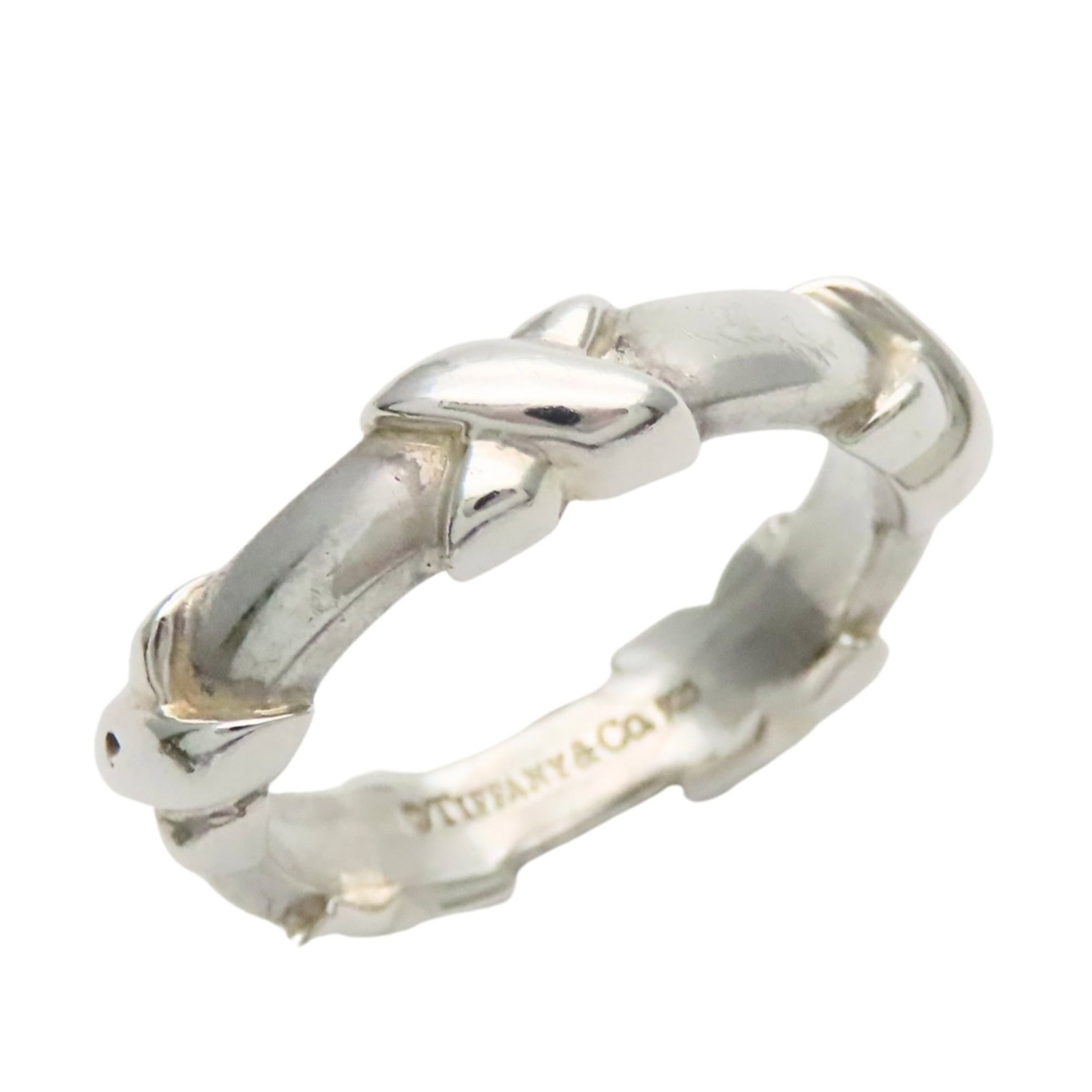 Silver band ring Tiffany 925: Silver band ring Tiffany 925 Silver band ring from Tiffany & Co., made with high-quality silver (925) and featuring a sleek, modern design. This classic band measures 3.1mm in width and weighs 4.3g, m