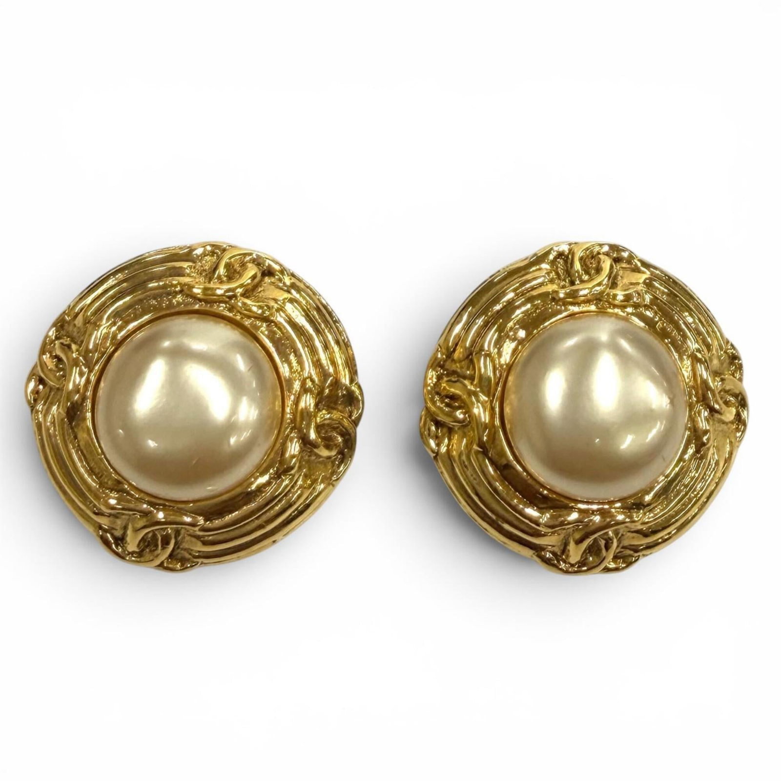 Clip earrings from Chanel: Clip earrings from Chanel Gold and ivory clip earrings from the renowned French fashion house Chanel. Made with attention to detail, these elegant earrings showcase the iconic brand's signature style.