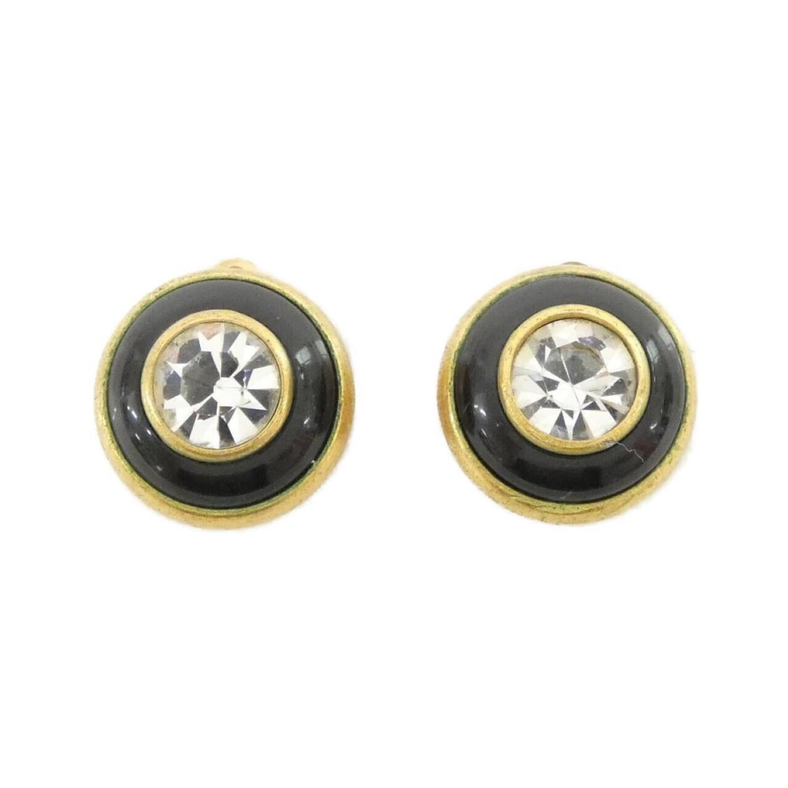 Clip earrings from Chanel: Clip earrings from Chanel Clip earrings from Chanel, featuring sleek black design with precise measurements at 17.00mm x 17.00mm. Made to fit comfortably on the earlobe, these clip earrings showcase a