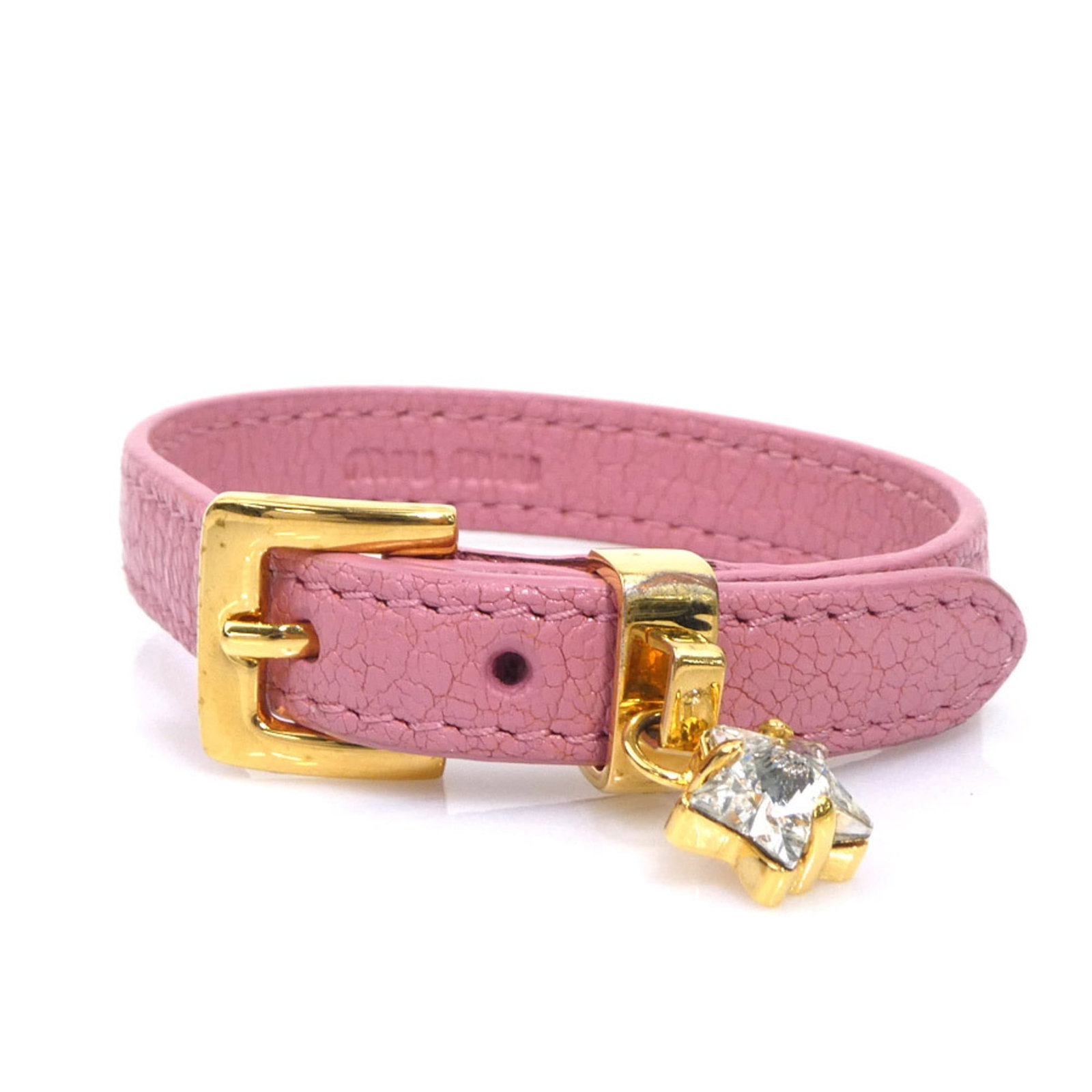 Miu charm bracelet leather: Miu charm bracelet leather Pink leather charm bracelet with a length of 17cm and comes in a box. This Miu Miu charm bracelet features pink leather and includes a box as an accessory. The signature bea