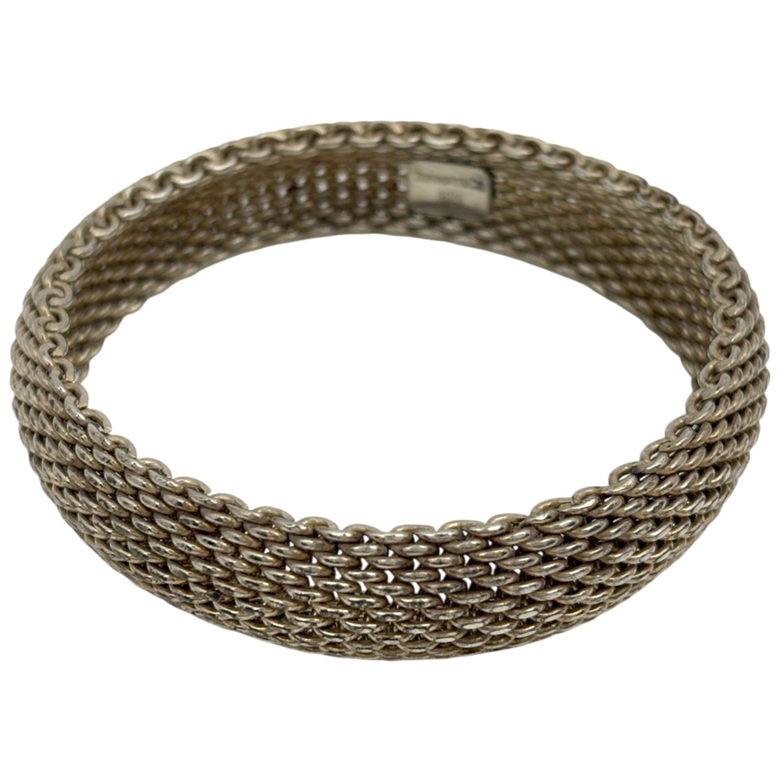Tiffany Bangle Silver 925: Tiffany Bangle Silver 925 Silver 925 Tiffany Bangle measures 19cm in length, offering a sleek and modern design. Made from high-quality silver, this bangle provides a touch of elegance to any outfit. 