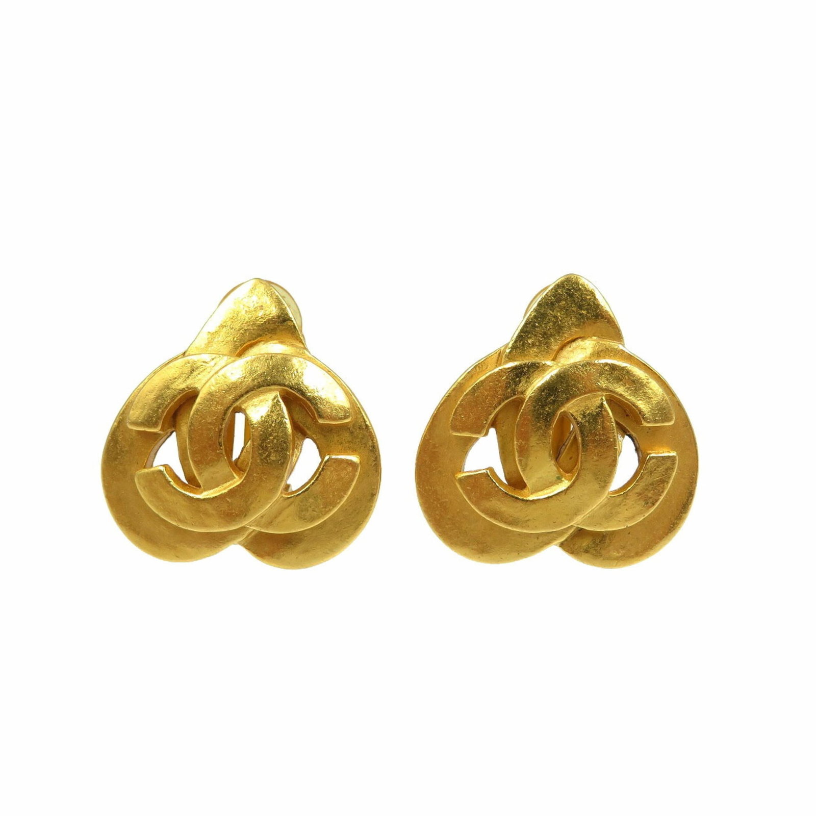 Metal clip earrings by Chanel: Metal clip earrings by Chanel Gold metal clip earrings by Chanel, measuring 28.00mm x 27.00mm in size. Made from high-quality metal, these elegant earrings showcase a sleek and sophisticated design.