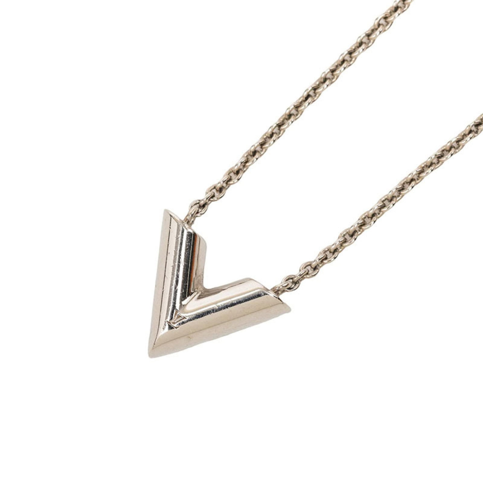 Louis Vuitton Essential V Pendant Necklace M63197 Silver Metal Women'S Louis Vuitton: Louis Vuitton Essential V Pendant Necklace M63197 Silver Metal Women'S Louis Vuitton Silver Metal Louis Vuitton Essential V Pendant Necklace. The necklace features a silver metal pendant with dimensio