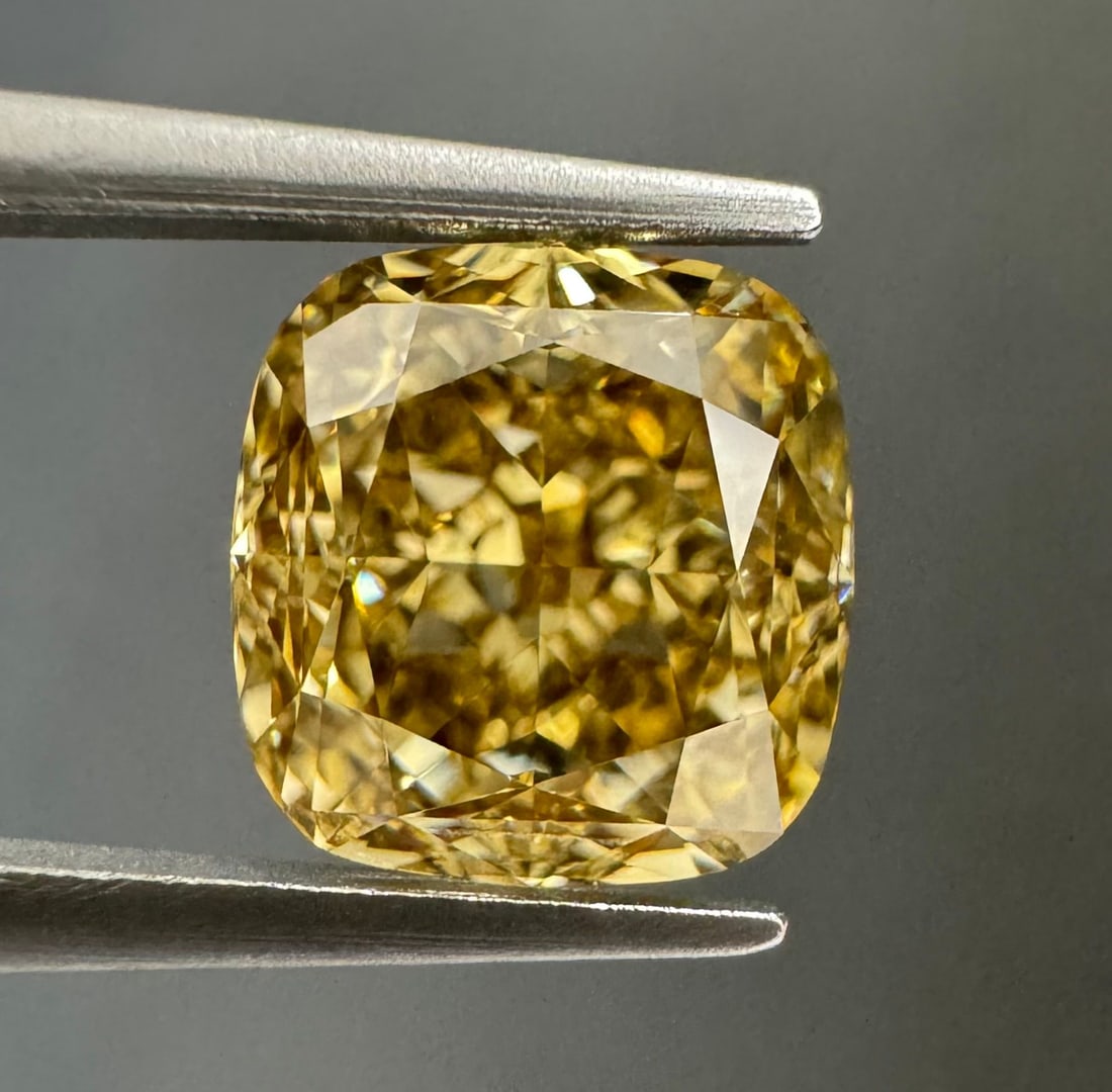 GIA Cushion Brilliant 1.71ct Fancy Brown Yellow VVS2 - Loose Natural Diamond: GIA Cushion Brilliant 1.71ct Fancy Brown Yellow VVS2 - Loose Natural Diamond GIA-certified, this 1.71ct Fancy Brown Yellow VVS2 diamond boasts exceptional clarity and color, with EX polish and VG