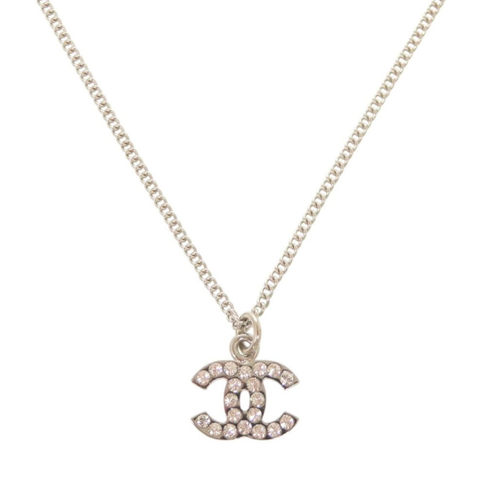 Coco Chanel Like New Silver Rhinestone Necklace Metal A28942: Coco Chanel Like New Silver Rhinestone Necklace Metal A28942 Silver rhinestone necklace from Chanel, featuring a 10mm x 14mm pendant and a chain with a 43.5 cm circumference. This piece bears the sign