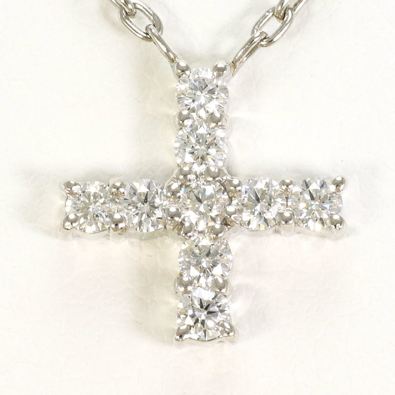 Platinum Pt900 Necklace 0.34ct Diamond 4.9g Total Weight 40cm Like New: Platinum Pt900 Necklace 0.34ct Diamond 4.9g Total Weight 40cm Like New Platinum Pt900 Necklace features a 0.34ct diamond set in high-quality platinum, with a total weight of 4.9g and a 40cm neck circu