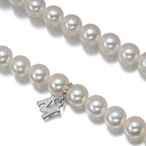 Premium Silver Akoya Pearl Necklace 5.1-5.5Mm Mikimoto: Premium Silver Akoya Pearl Necklace 5.1-5.5Mm Mikimoto The MIKIMOTO silver necklace features an exquisite Akoya pearl, measuring approximately 5.1-5.5mm in diameter, set against a high-quality silver 