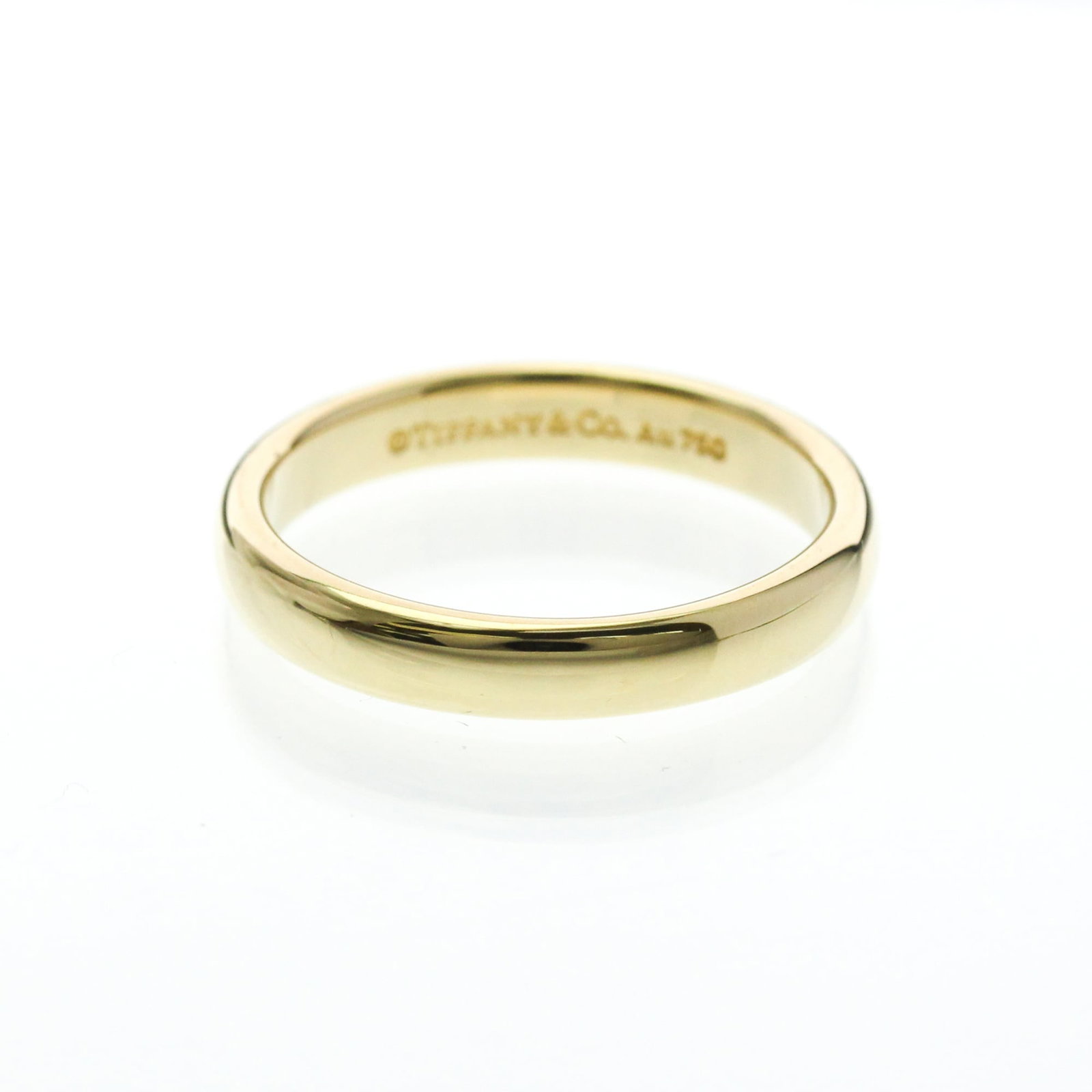 Yellow Gold 18K Tiffany Band Ring: Yellow Gold 18K Tiffany Band Ring Yellow gold 18K Tiffany band ring with a classic design, crafted from high-quality yellow gold (18K) metal. This elegant band measures 3mm in width and weighs 3.4g, m
