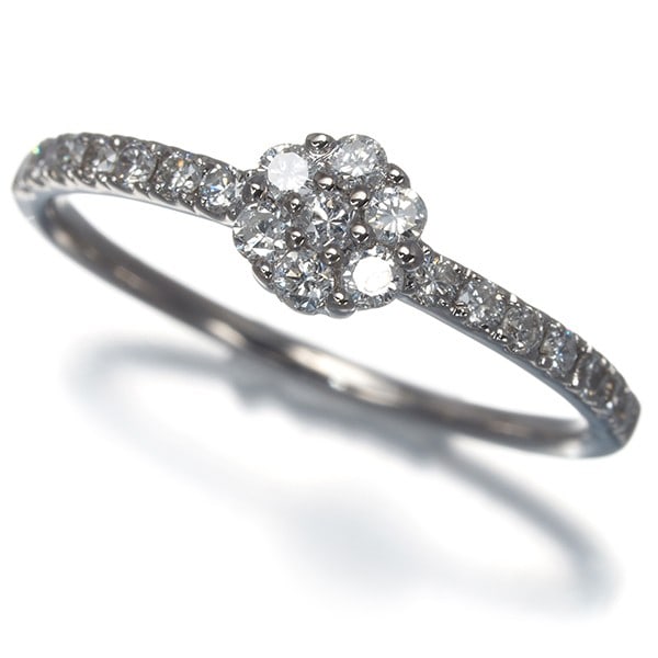 Diamond 0.30Ct Flower Ring 18K 750 White Gold: Diamond 0.30Ct Flower Ring 18K 750 White Gold The 0.30ct diamond flower ring in 18k white gold boasts a delicate design with a total stone weight of 0.30ct, set against a slender shank that measures 1