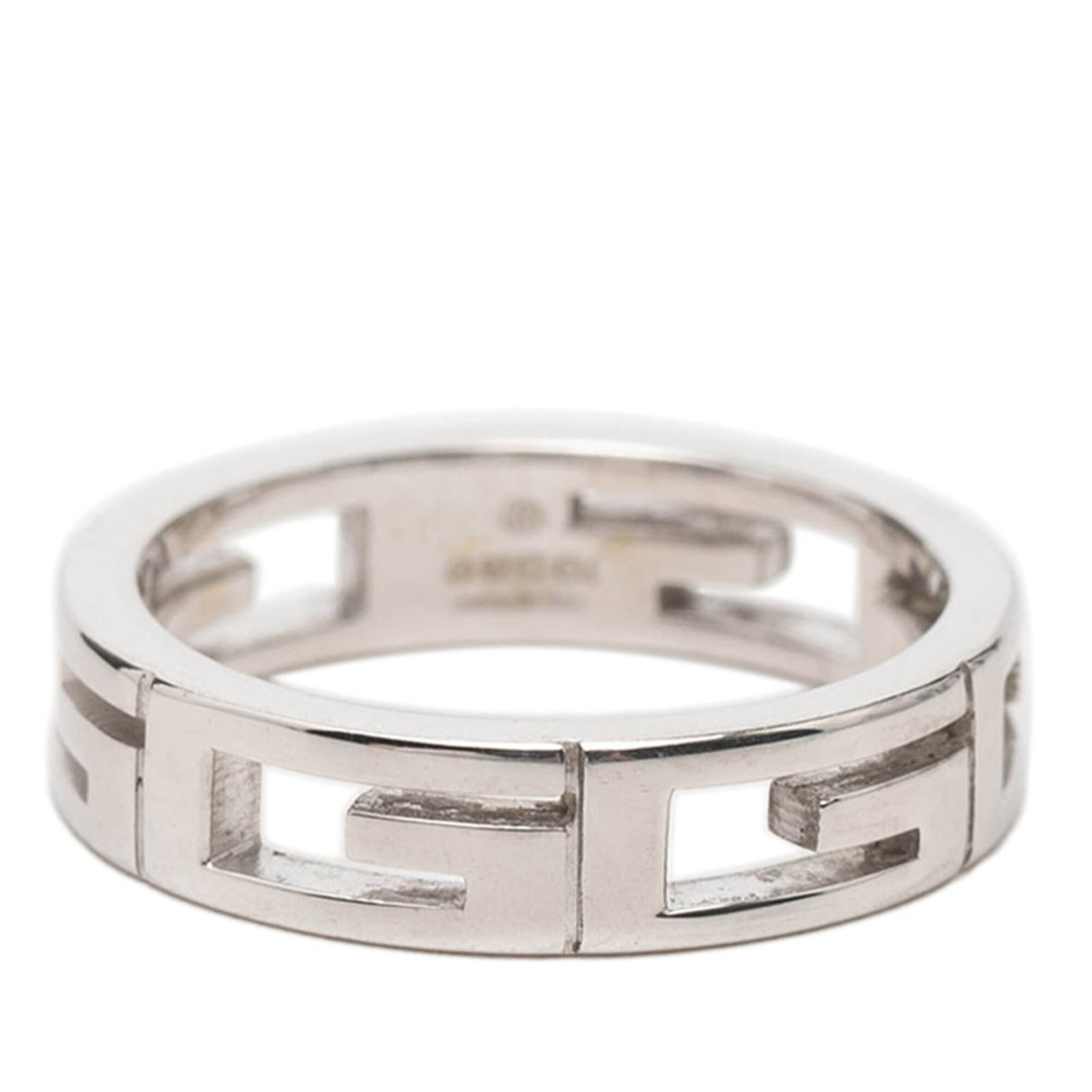 White Gold 18k Ring By Gucci: White Gold 18k Ring By Gucci White Gold 18k Ring By Gucci - A sleek and sophisticated band ring crafted from high-quality white gold (18K), available in a US size 5.5. This elegant piece boasts the