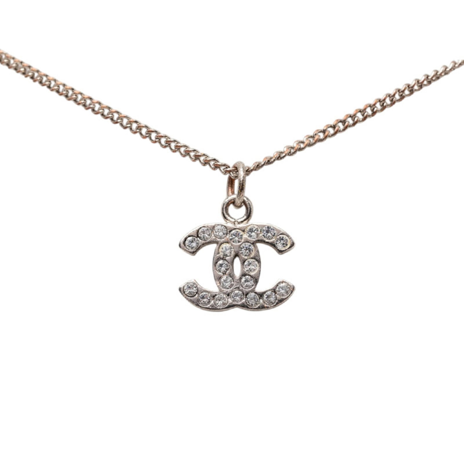 Coco Chanel necklace for women silver rhinestone metal: Coco Chanel necklace for women silver rhinestone metal Silver rhinestone metal necklace with 42 cm circumference, featuring a pendant measuring 10.9mm x 14.3mm. This Chanel-designed piece showcases in