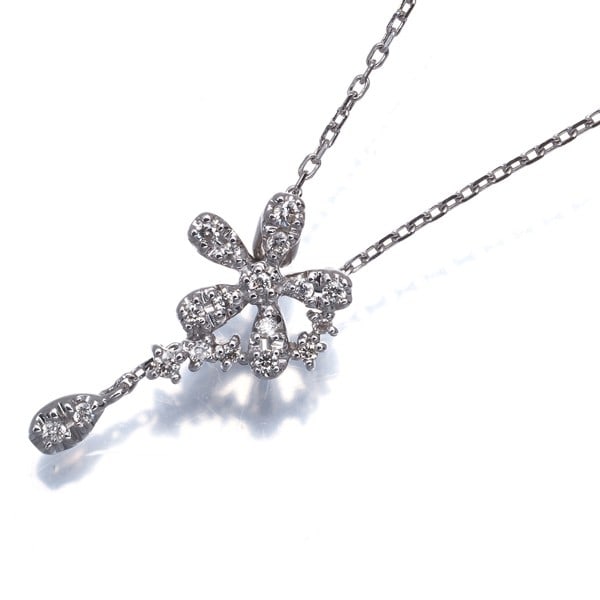 Vendome Necklace Diamond 0.10Ct Flower 18K 750 White Gold: Vendome Necklace Diamond 0.10Ct Flower 18K 750 White Gold Vendome's 18k white gold flower-shaped pendant necklace features a natural diamond, totaling 0.10ct, set in a beautiful design that highlights