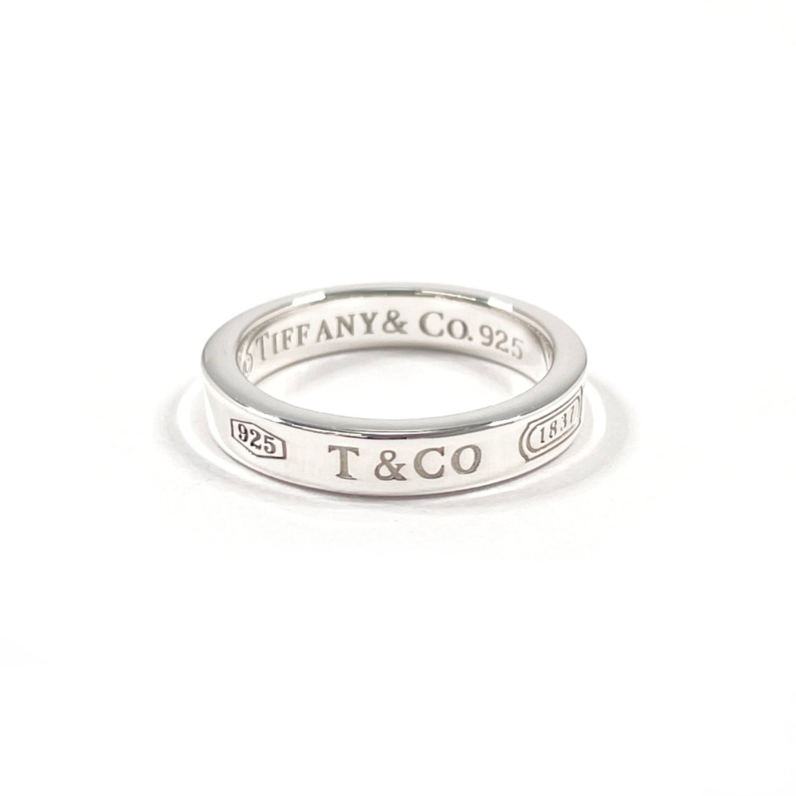 Silver band ring Tiffany 925: Silver band ring Tiffany 925 Silver band ring Tiffany 925 features a sleek, silver design. Made from high-quality 925 sterling silver, this women's band ring is a classic choice for everyday wear. The