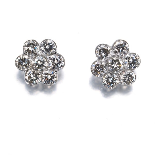 Diamond 0.30Ct/ 0.30Ct Flower Earrings 18K 750 White Gold: Diamond 0.30Ct/ 0.30Ct Flower Earrings 18K 750 White Gold 18K white gold flower earrings feature two natural-shaped diamond studs, totaling 0.30ct each, set in a delicate stud design. The intricate fl