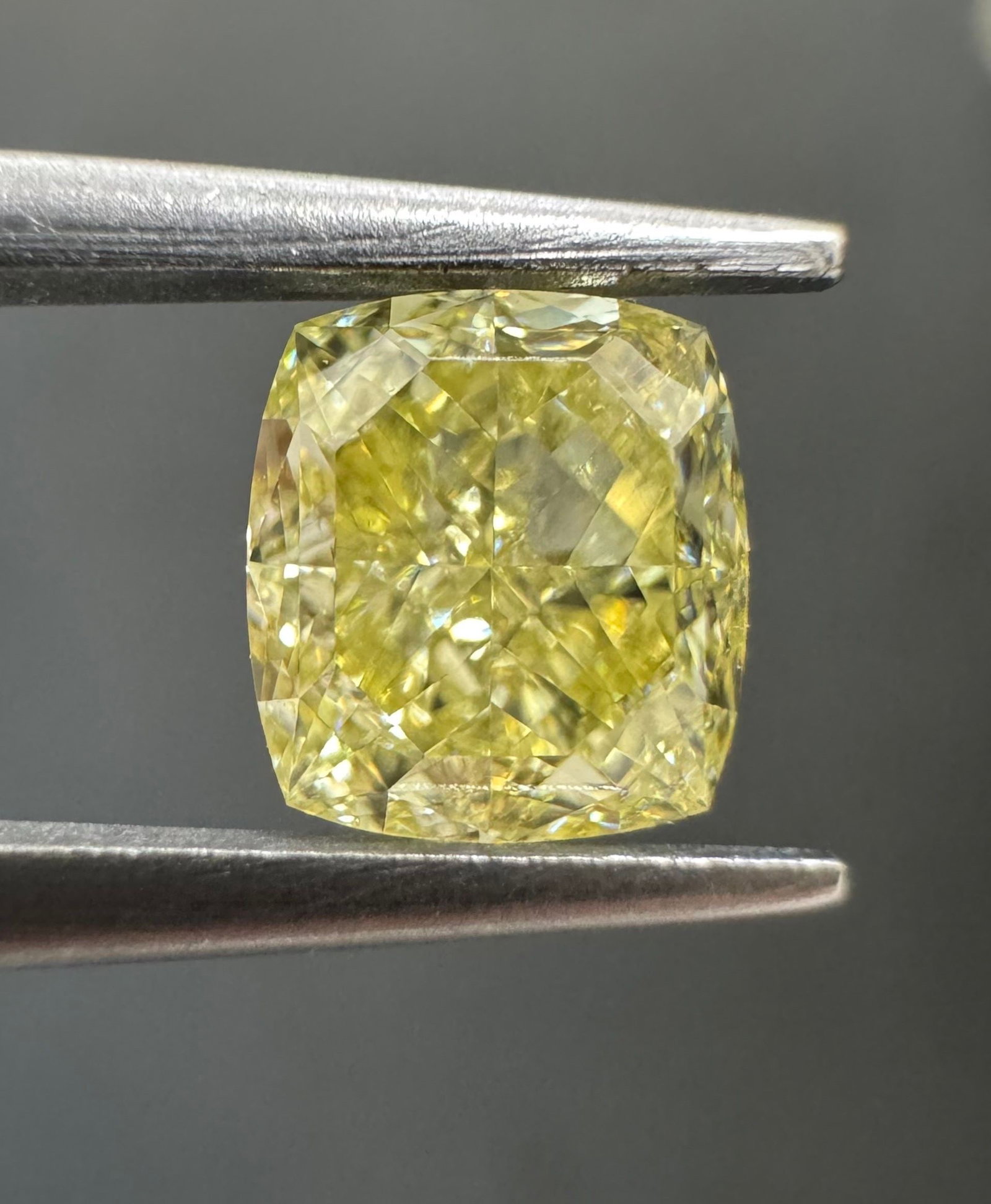 GIA Cushion Modified 1.0ct Faint Yellow VVS2 - Loose Natural Diamond: GIA Cushion Modified 1.0ct Faint Yellow VVS2 - Loose Natural Diamond GIA certified, this 1.0ct cushion-cut modified diamond boasts an EX polish and VG symmetry, showcasing its exceptional luster and c