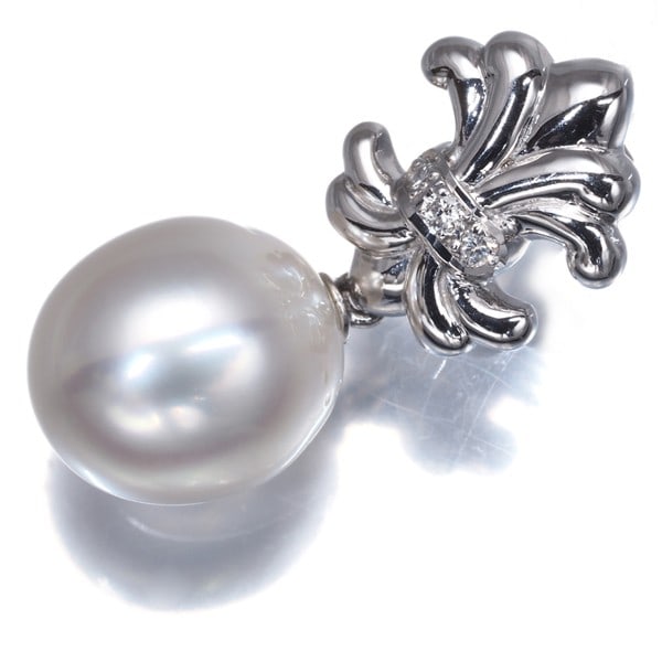Tasaki Pendant South Sea Pearl 10.9-12.0Mm Diamond 0.04Ct 900 Platinum: Tasaki Pendant South Sea Pearl 10.9-12.0Mm Diamond 0.04Ct 900 Platinum Tasaki Pendant South Sea Pearl 10.9-12.0Mm Diamond 0.04Ct 900 Platinum - A stunning platinum pendant featuring a large, luminous 