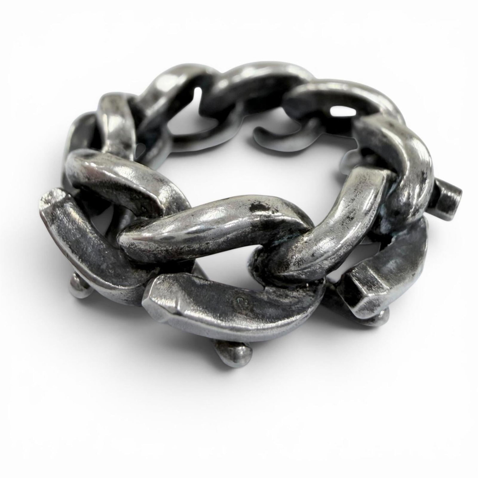 Silver band ring Tiffany 925: Silver band ring Tiffany 925 Silver band ring from Tiffany, made with high-quality silver (925). This stylish ring features a sleek design and is available in size 5.5. Made by Tiffany, a renowned lux