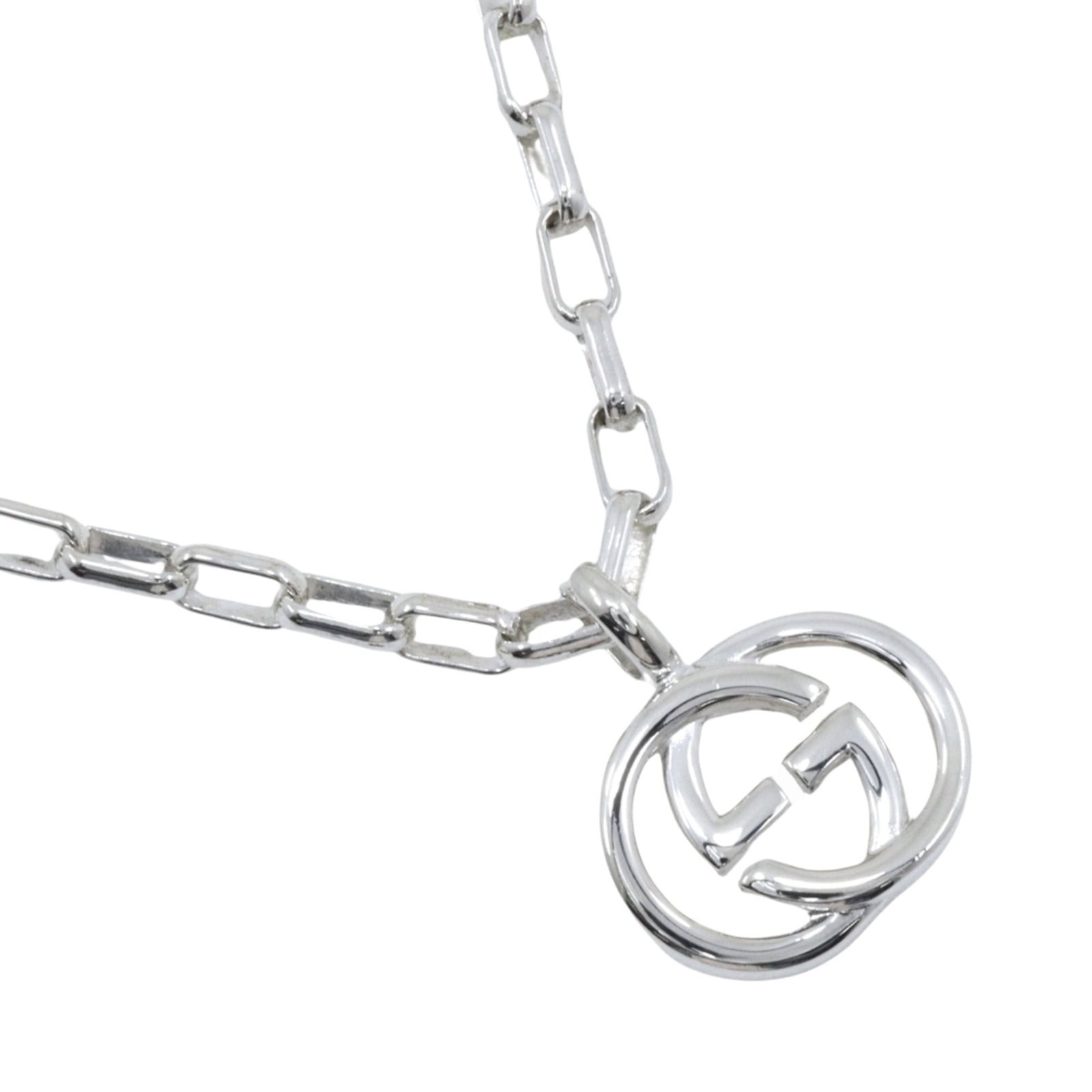 Gucci Interlocking G Necklace Sterling Silver 925 Approx. 22.0G Unisex: Gucci Interlocking G Necklace Sterling Silver 925 Approx. 22.0G Unisex Sterling silver Gucci interlocking G necklace with a sleek, modern design. The 49.7 cm chain circumference and 15.3mm x 19.9mm pe