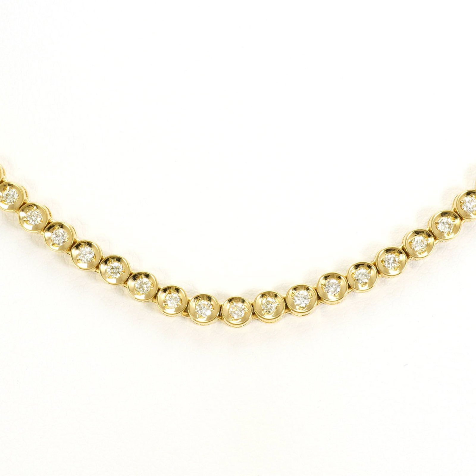 Yellow 18K (18 Karat) Gold Necklace With 2.82Ct Yellow Diamonds Total 25.4G Length 40Cm: Yellow 18K (18 Karat) Gold Necklace With 2.82Ct Yellow Diamonds Total 25.4G Length 40Cm Yellow gold necklace with 2.82ct yellow diamonds, totaling 25.4g, features a striking combination of luxury and
