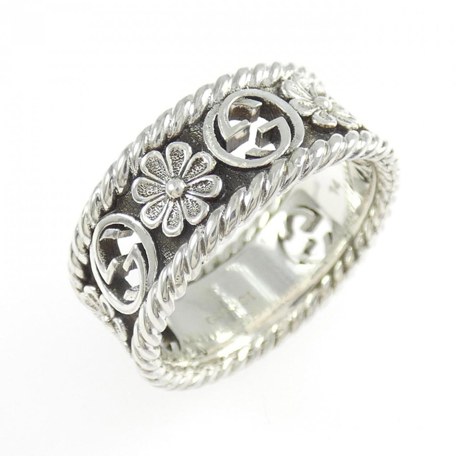 Gucci Band Ring Silver 925: Gucci Band Ring Silver 925 Silver band ring from Gucci, made with high-quality materials and featuring a sleek design. This 925 silver ring measures 6.5 in US size and has a width of 8.3mm, making it 