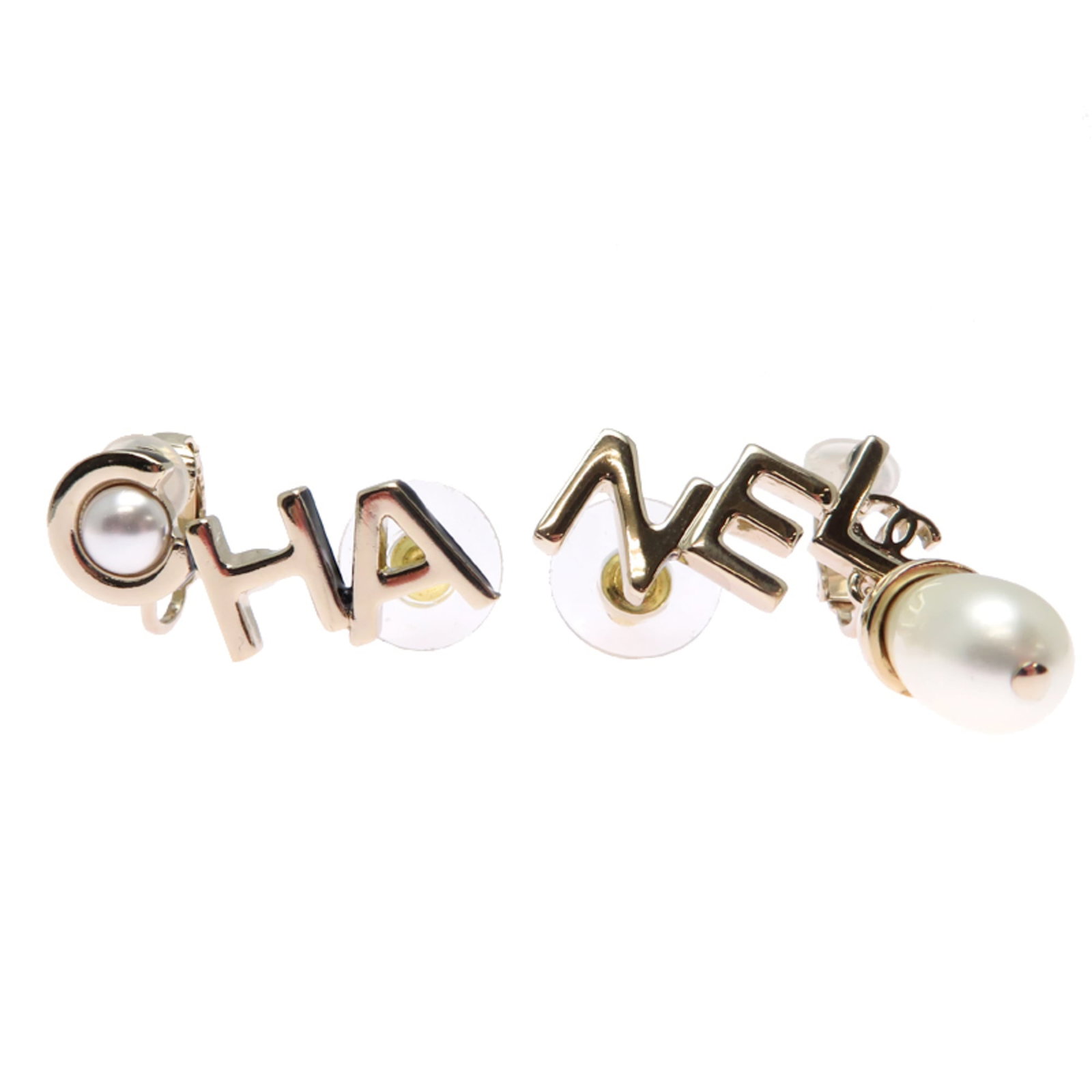 Chanel Stud Earrings Gold Plating: Chanel Stud Earrings Gold Plating Stud earrings with gold plating from the renowned French fashion brand Chanel, bearing a signature. Made in France, these earrings feature a sturdy design and are cra