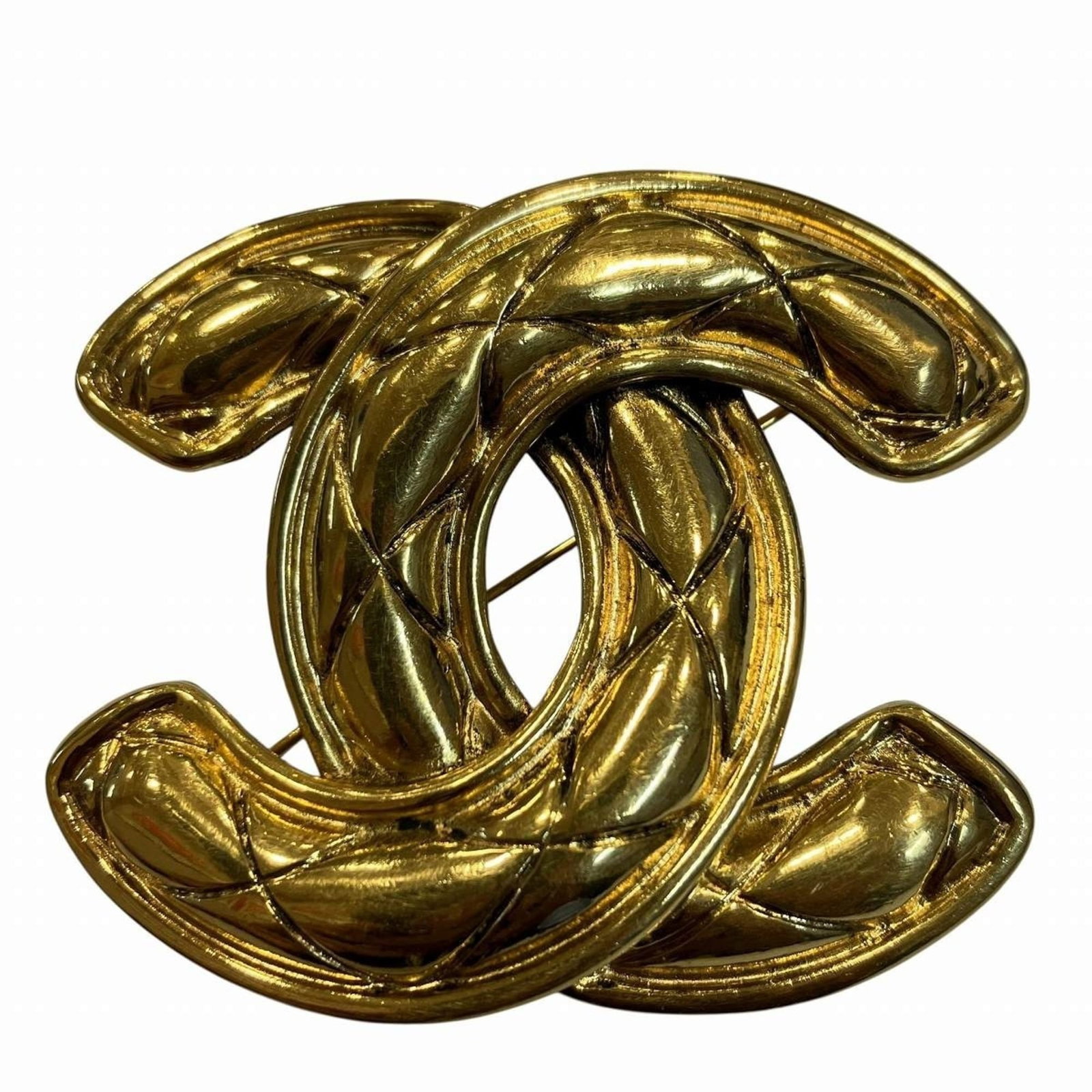 Chanel Brooch Gold Plating: Chanel Brooch Gold Plating Chanel's iconic brooch boasts a sleek, gold-plated design. Standing at 5cm in height and 8mm in width, this stylish accessory adds a touch of sophistication to any outfit.