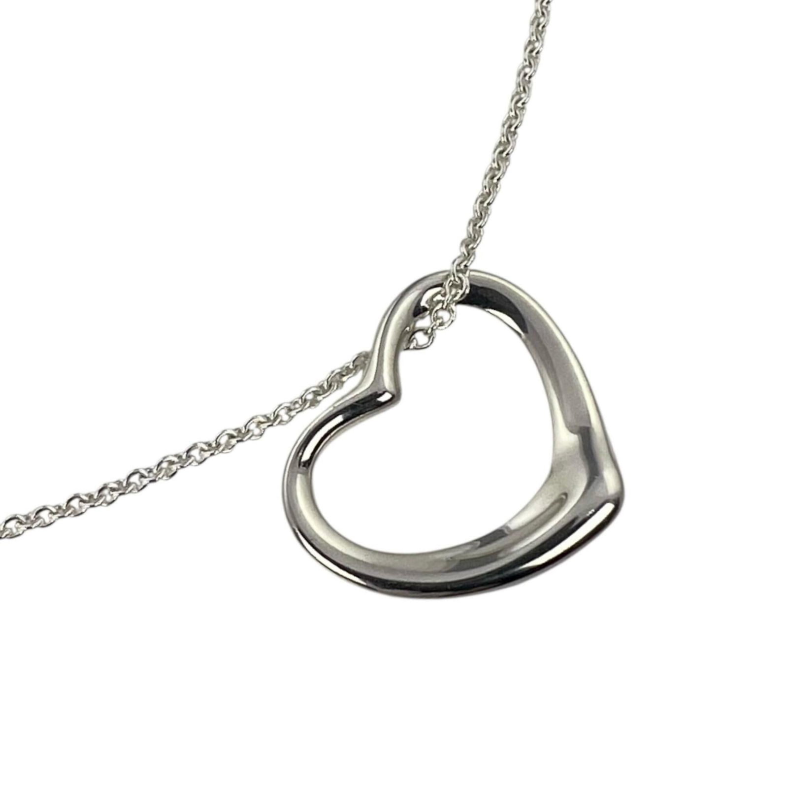 Tiffany & Co. Necklace Sterling Silver 925 Silver Women'S: Tiffany & Co. Necklace Sterling Silver 925 Silver Women'S Sterling silver necklace with a 22 cm circumference, crafted from high-quality 925 silver. This elegant piece bears a signature and showcases 