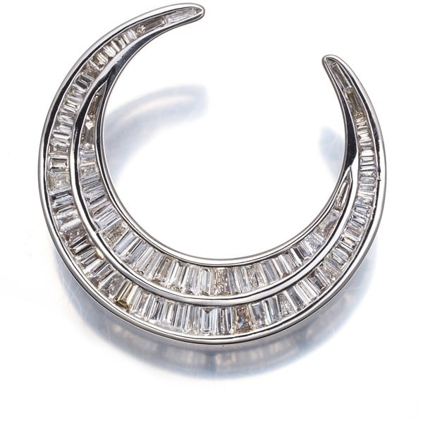 Diamond 0.72Ct Moon Tapered-Cut Baguette-Cut Pendant 18K 750 White Gold: Diamond 0.72Ct Moon Tapered-Cut Baguette-Cut Pendant 18K 750 White Gold 18k white gold pendant showcases a stunning diamond baguette-cut, set in a tapered-cut design. The total weight of the main ston