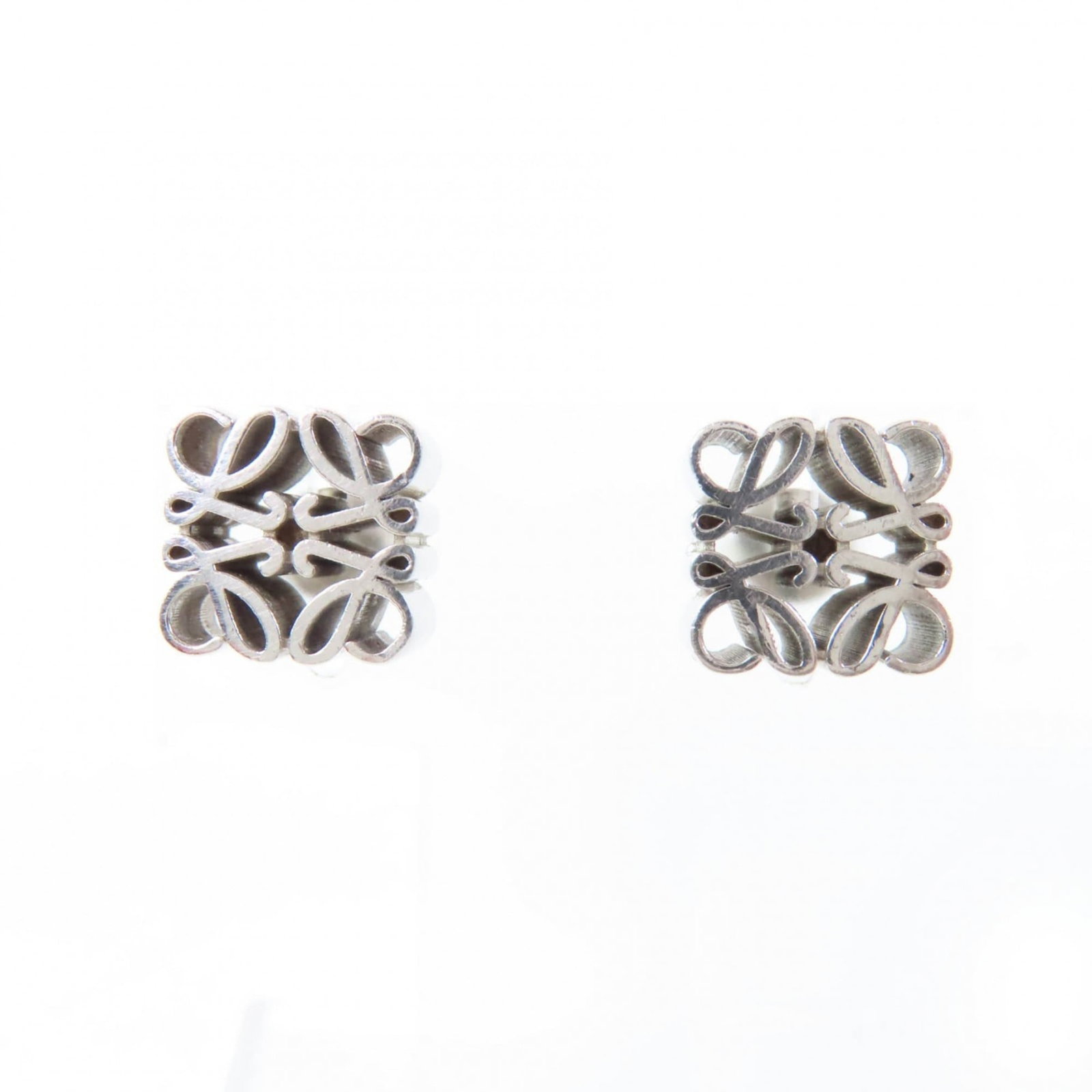 Stud earrings by Loewe: Stud earrings by Loewe Stud earrings by Loewe, crafted from sterling silver (925), feature a sleek and modern design. Measuring 9mm in diameter, these stud earrings are accompanied by a luxurious dust