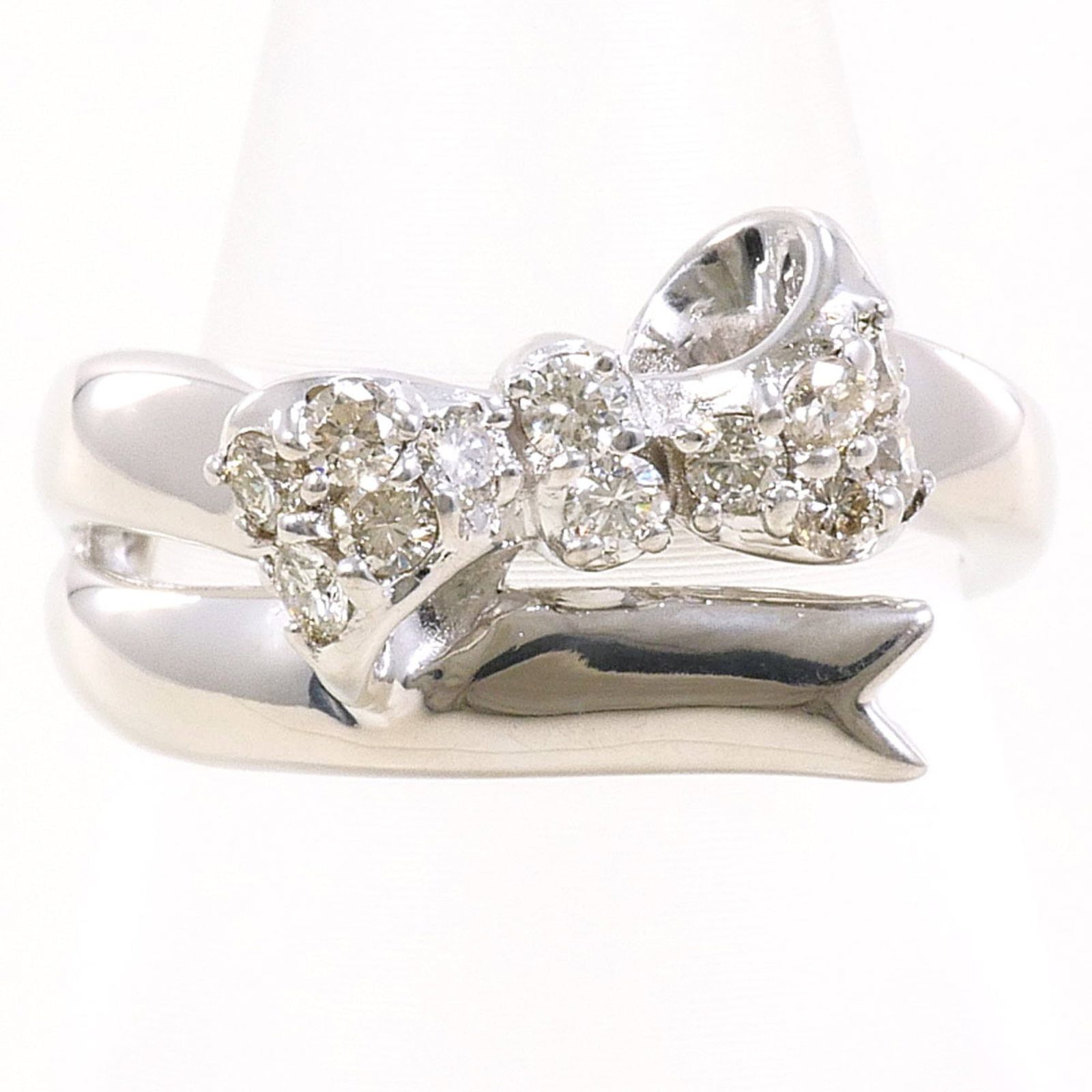 Unbranded Band Ring White Gold (18K): Unbranded Band Ring White Gold (18K) Unbranded band ring in white gold (18K) features a diamond weighing 0.20ct, making it a subtle yet elegant accessory for everyday wear. The 2 US size fits comforta