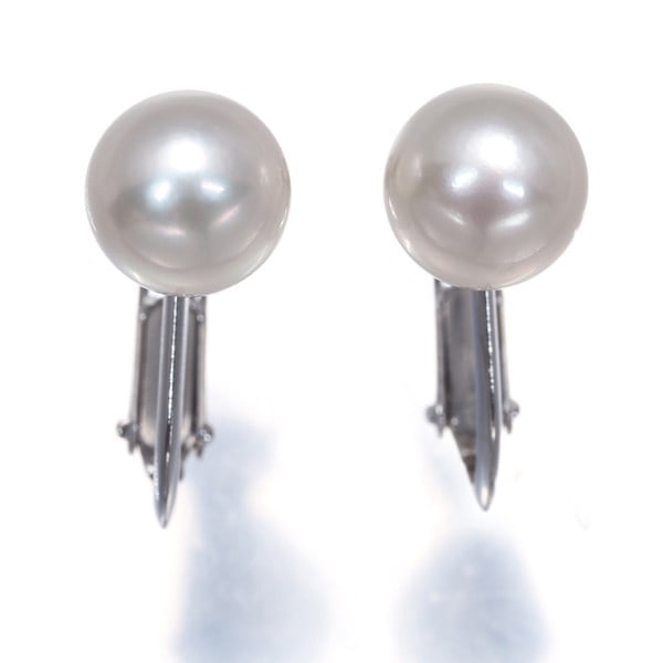 Akoya pearl earrings in platinum 900 solitaire 7.0mm: Akoya pearl earrings in platinum 900 solitaire 7.0mm Platinum 900 solitaire earrings featuring a stunning Akoya pearl, approximately 7.0mm in size, are crafted with high-quality materials for a