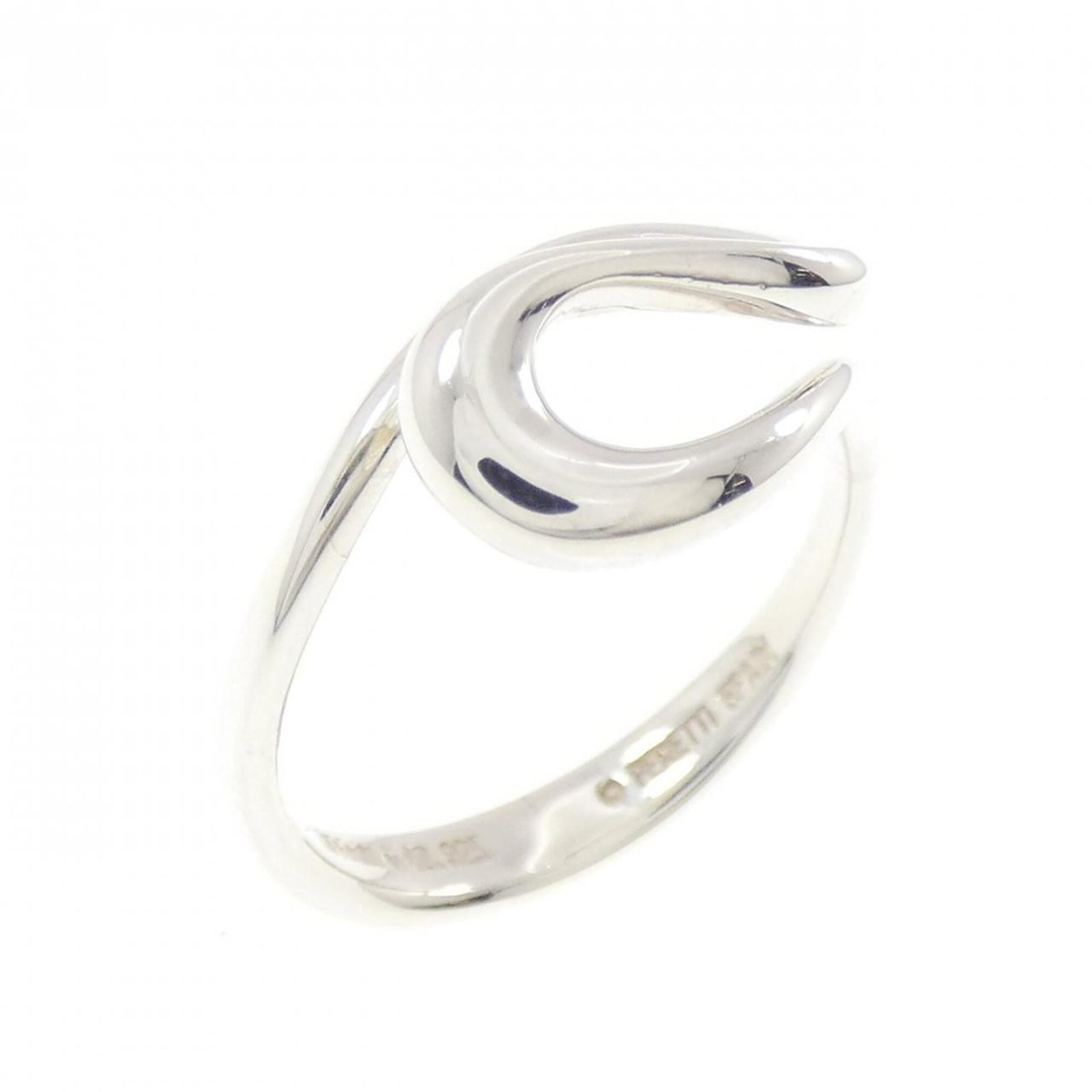 Silver band ring Tiffany 925: Silver band ring Tiffany 925 Silver band ring Tiffany 925 features a sleek, modern design made from high-quality silver. Weighing in at 2.6g, this delicate ring is a subtle yet elegant addition to any