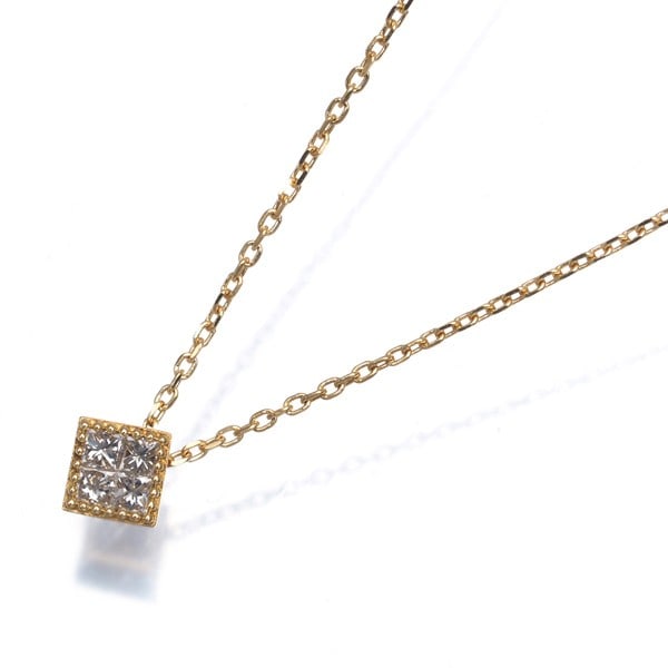 Vendome Necklace Princess-Cut Diamond Mystery-Setting 18K 750 Yellow Gold: Vendome Necklace Princess-Cut Diamond Mystery-Setting 18K 750 Yellow Gold 18k yellow gold pendant showcases a natural princess-cut diamond, measuring 5.0 x 5.0mm in size. The mystery-setting adds an a