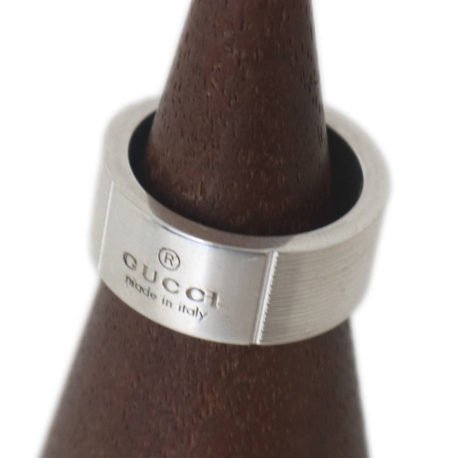 Gucci Band Ring Silver 925: Gucci Band Ring Silver 925 Silver 925 Gucci Band Ring for Women, US Size 5.5, comes with original box and dust bag. This stylish silver band ring features the iconic Gucci brand, adding a touch of lux